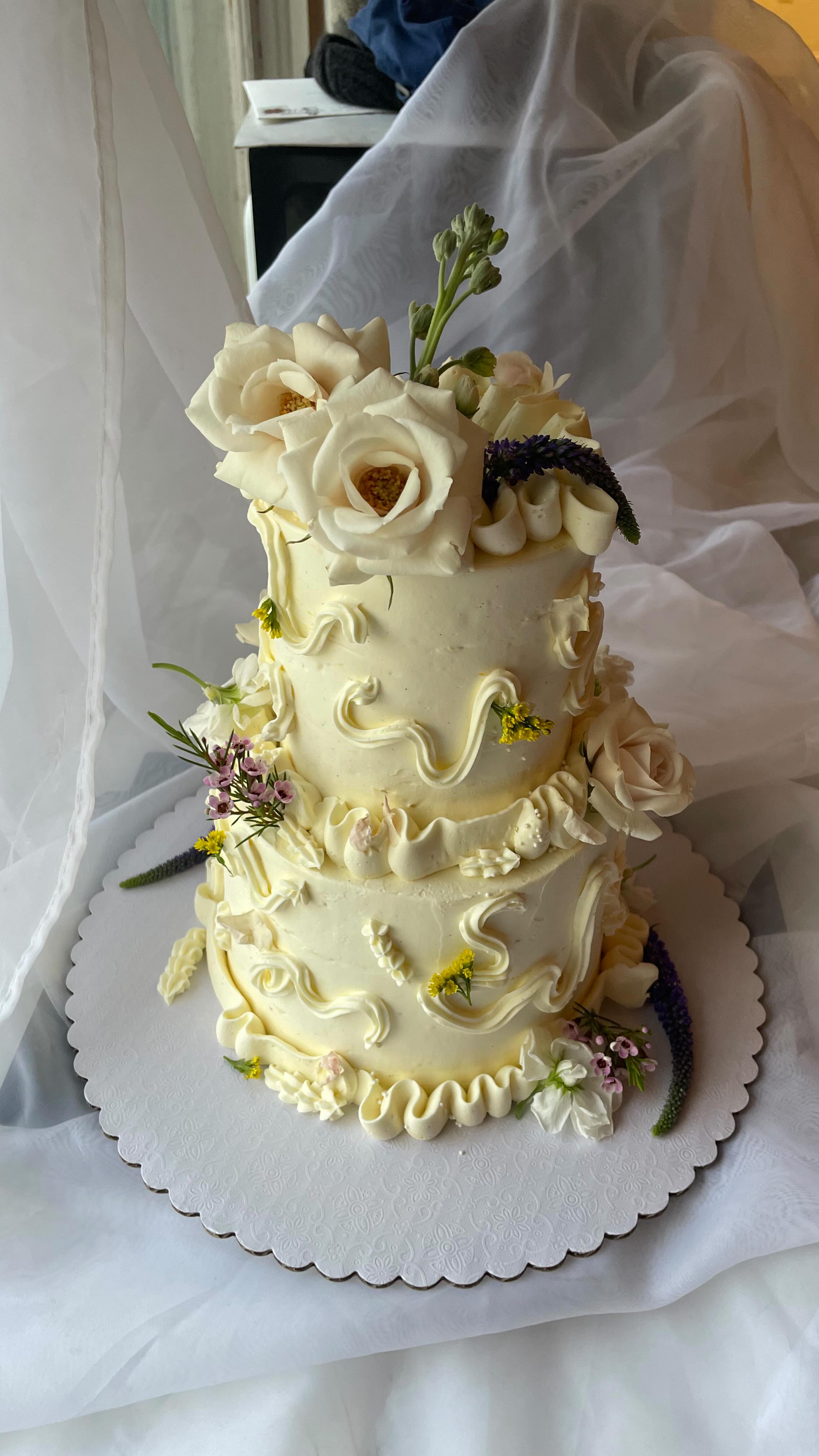 Celebrating first time momma Gabi 🤍
•Olive oil cake with lemon curd and vanilla bean Swiss buttercream