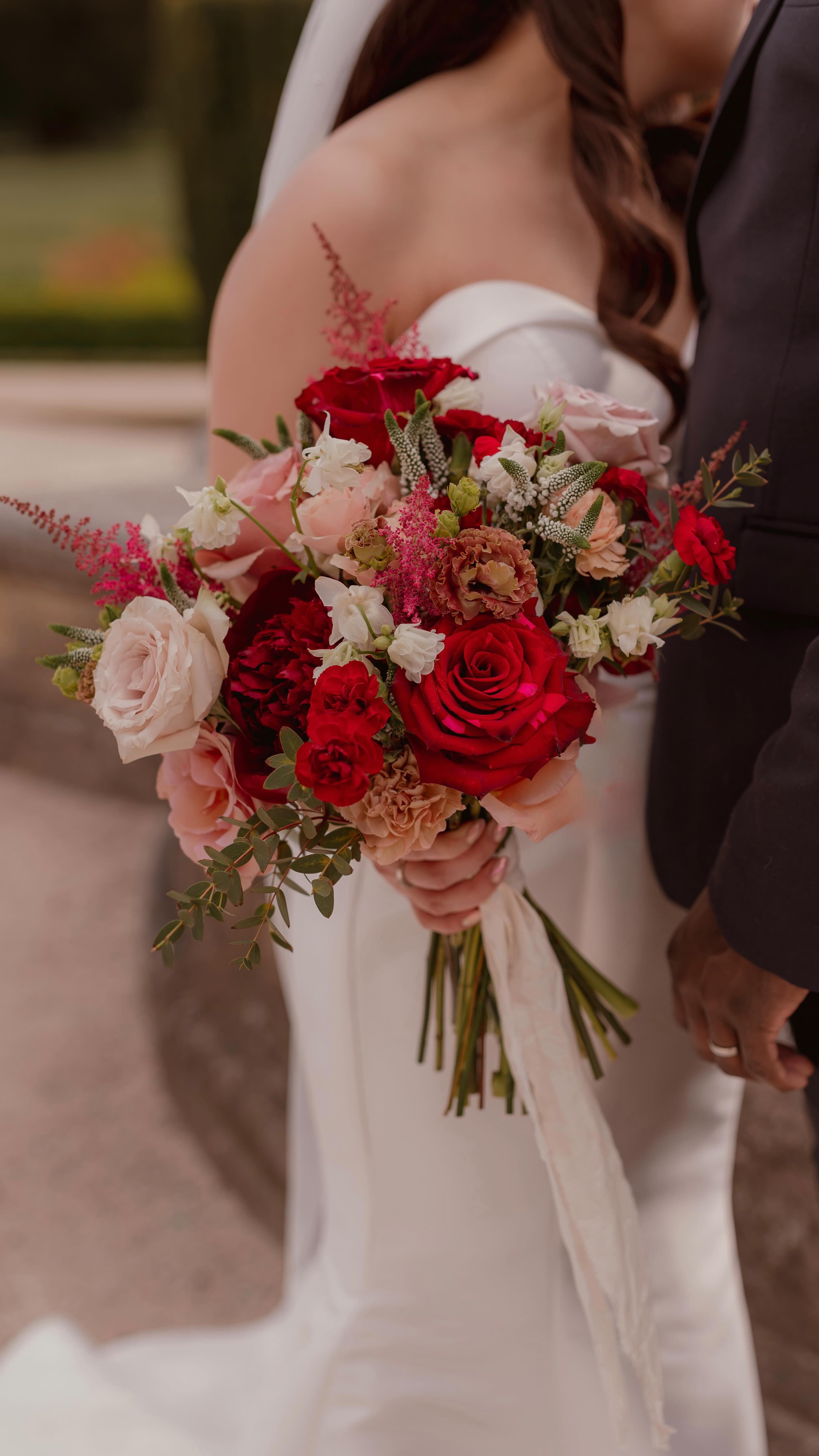 Every bouquet has two moments: the making and the magic ✨
Pro photos @brittanypainterphotography
#weddingbouquet #bridalbouquet #weddingflorist
#luxuryweddingflowers #ukweddingflorist