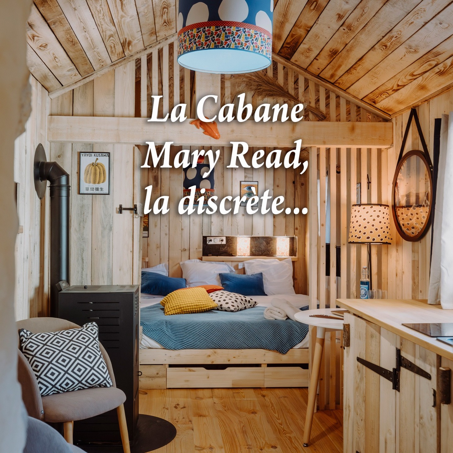 Le logis Mary Read, cabane discrète insoupçonnée, aménagée dans l'annexe de notre corps de ferme, charme et authenticité garanti avec son petit balcon plein sud ! Celles et ceux qui la découvrent la cote parmi les meilleurs de nos hébergements. Venez tester son sauna privatif ou dormir au coin du feu.