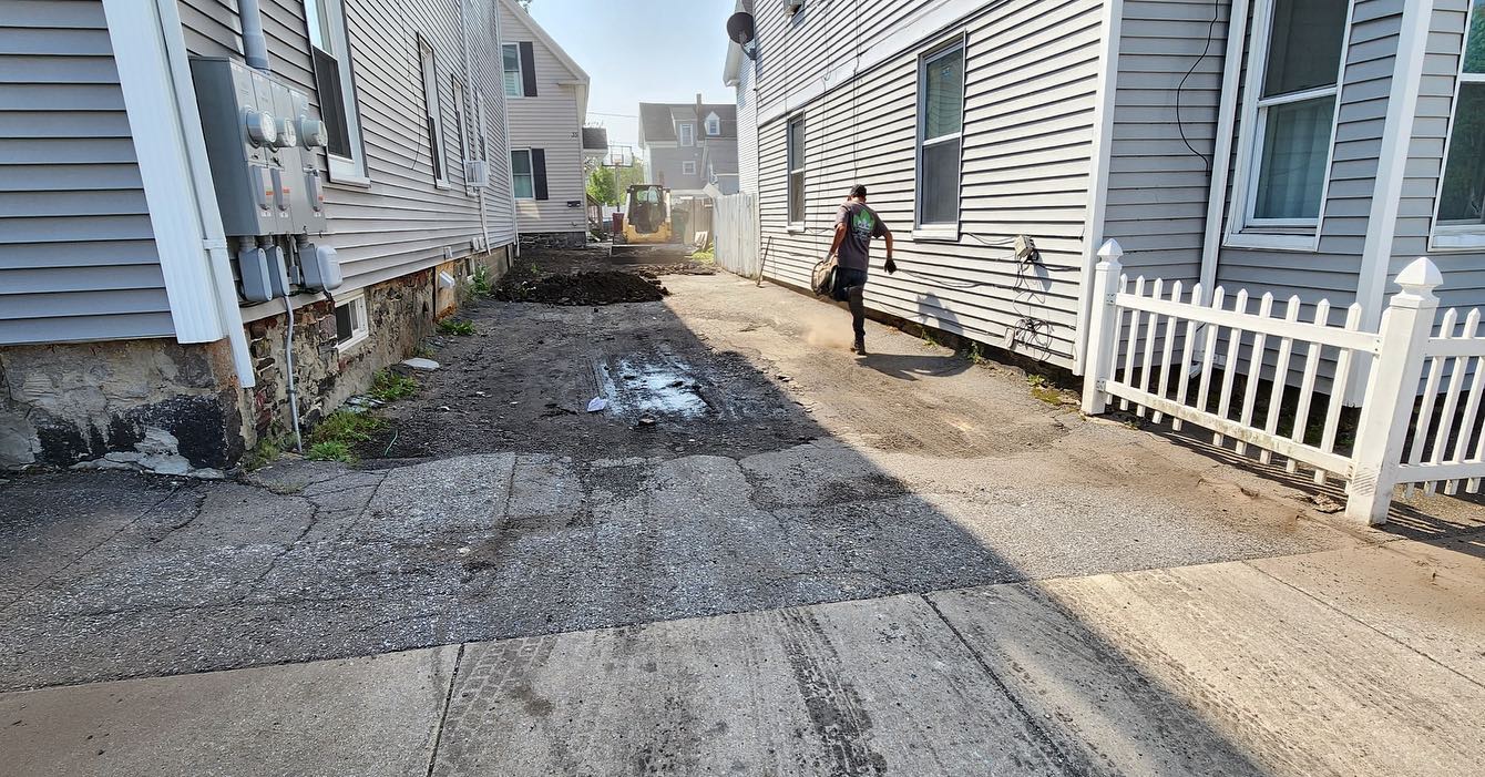 In just two days we went from an old beat up mess to fresh asphalt over at our Albion Street property! Thanks @easyway.inc for the new driveway!
#RealEstate #RealEstateInvesting #PropertyManagement #Paving