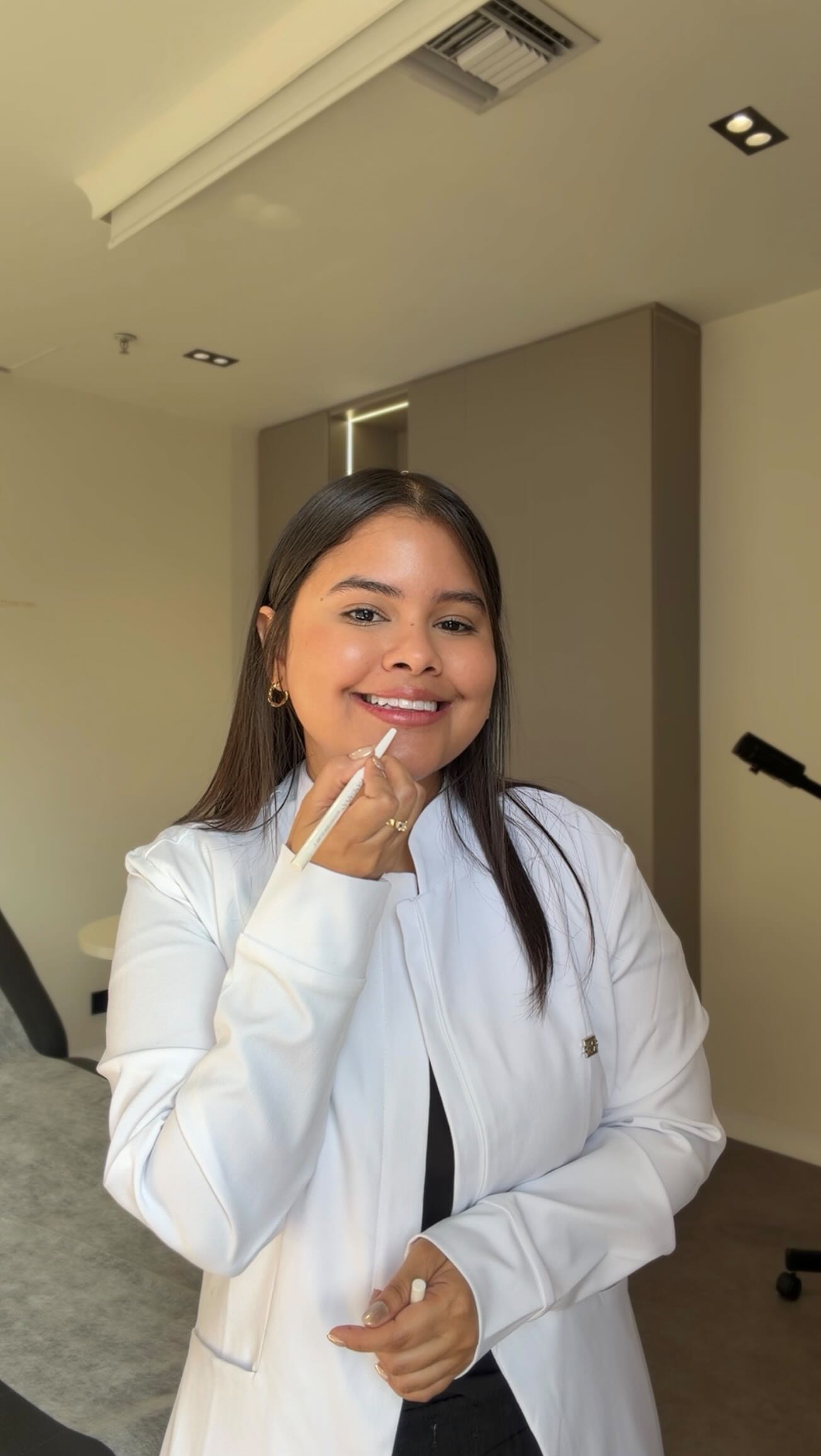 ¿Tienes los labios cada vez más grandes… pero no más bonitos?
Puede que no sea volumen.
Puede que sea ácido hialurónico migrado.
Esto pasa cuando el producto que debería estar dentro del labio… empieza a desplazarse hacia arriba, hacia el borde o incluso hacia el filtrum.
Entonces aparecen cosas como:
ese bigote blanco,
el borde del labio grueso,
o labios que se ven inflados pero sin forma.
Y aquí viene algo que muchas personas no saben…
Cuando el ácido hialurónico está migrado, no se corrige colocando más relleno.
Se corrige retirándolo.
Para eso utilizamos hialuronidasa, una enzima que disuelve el ácido hialurónico.