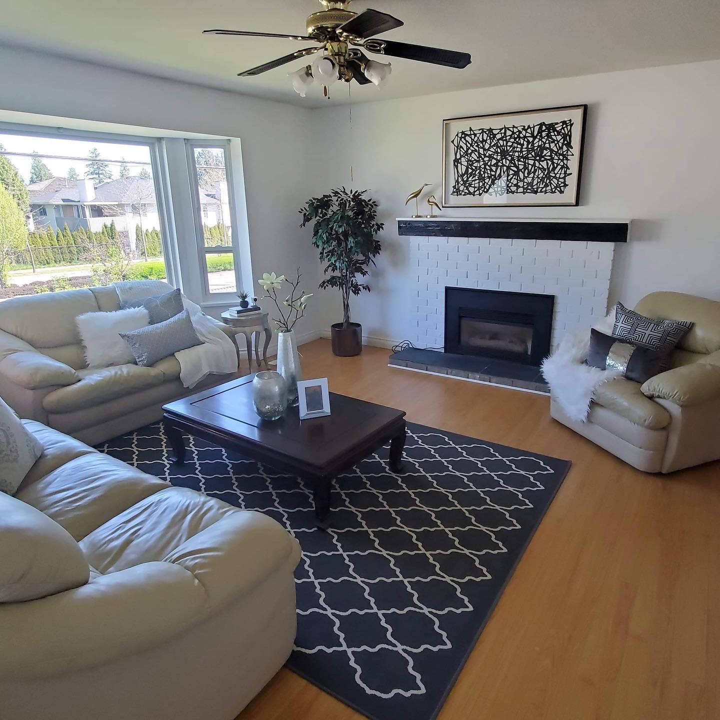 Itβs amazing what a coat of paint will do to a room! This fireplace definetly needed a facelift and changes the dynamic of the room. Swipe right to see the transformation!