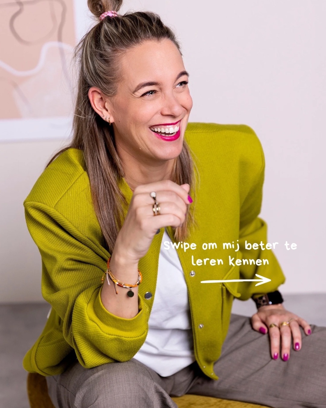 Hej! Tijd om mezelf even voor te stellen, want er zijn weer wat nieuwe gezichten hier 👋
Ik ben Christel (44) en mama van Bo en Lis 💛 Woon met mijn liefde en kids in Veldhoven.
Een lieve wervelwind die houdt van mooi design, interieur & fashion.
Je maakt me blij met een havercappu in de ochtend ☕️, een goed gesprek en spontane citytrips (Valencia 🇪🇸 en Kopenhagen 🇩🇰 staan hoog op mijn lijstje ✈️).
Ik hou van praktisch denken, Dutch design en het leven nét een beetje mooier en kleurrijker maken -> thuis, in wat ik draag en in de kleine momenten van de dag.
Leuk dat je hier bent!