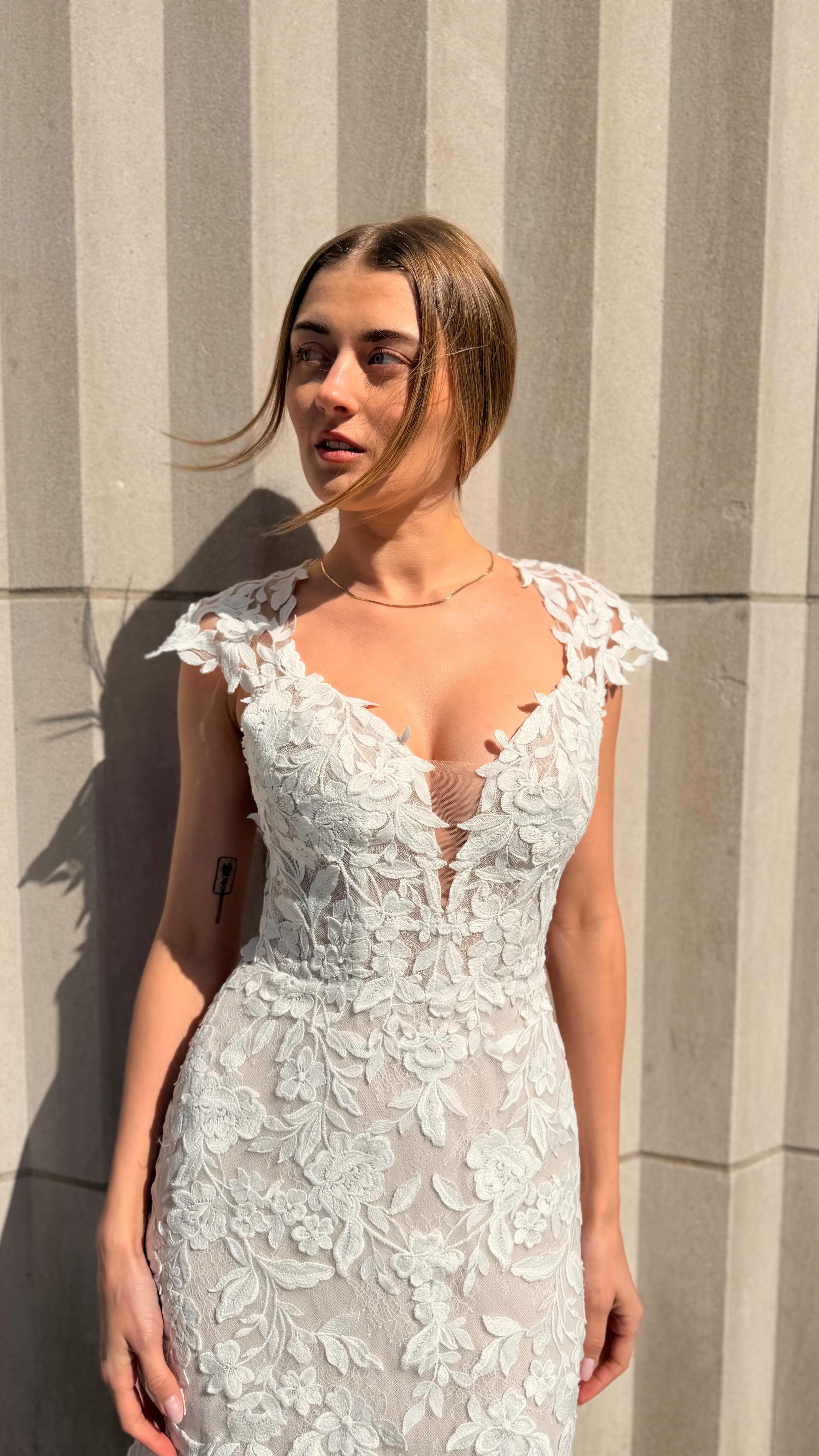 When the back is just as iconic as the front 🤏🏽😍
Final day at @nationalbridalmarket! Come see Fall 2026 in person before it’s gone ✨
think: clean lines, statement backs, modern romance
🤍 Booth 2086
🤍 Fenella | N2642