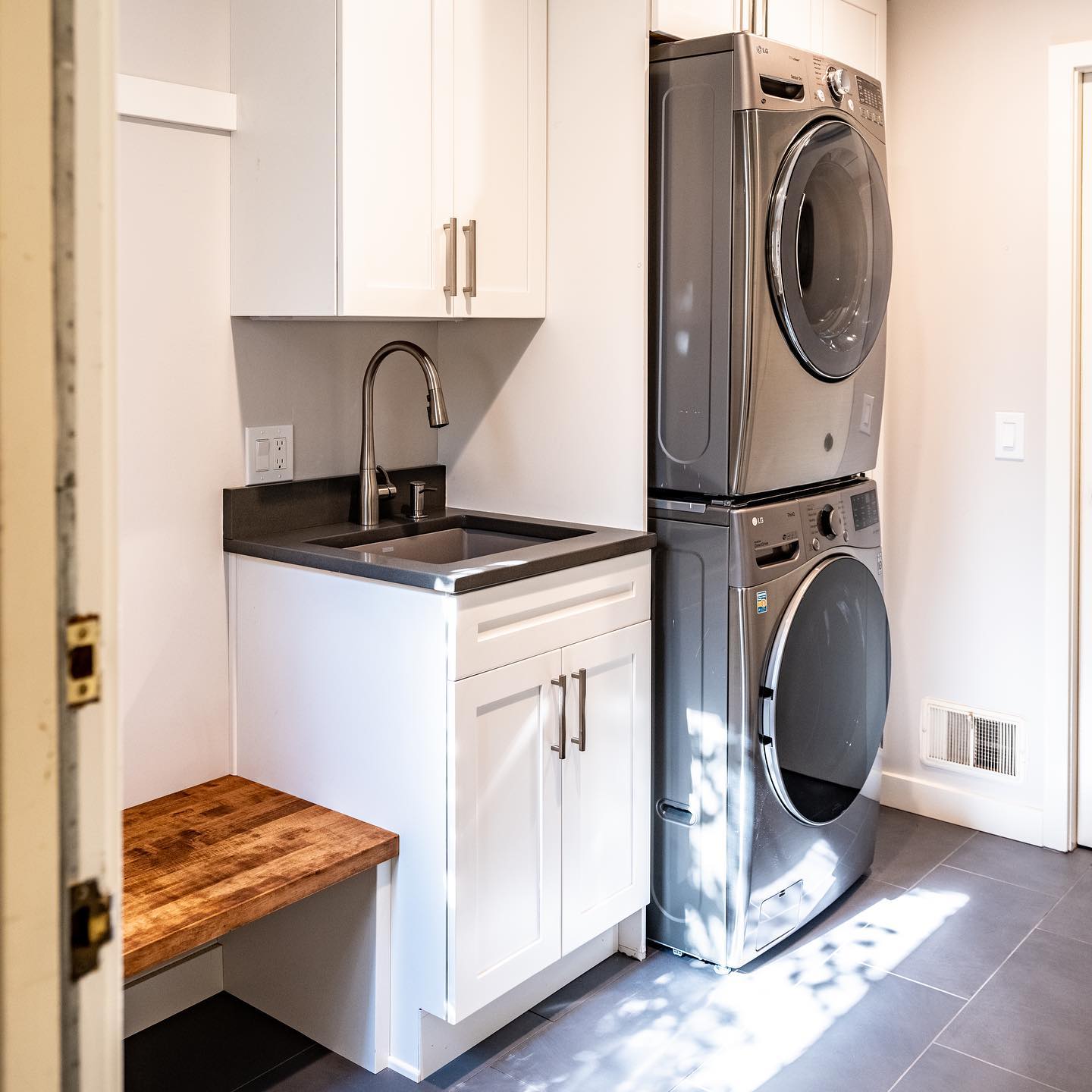 Laundry is something we all do, so why not make it both functional and inviting?
This once outdated 70’s style laundry room was updated with new cabinetry, a stunning quartz counter, and custom-built maple butcher block bench seat. Lastly, the worn-out flooring has been replaced with porcelain tiles.
What do you think?
#LaundryRoomMakeover #mudroommakeover #HomeRenovation #modernlaundryroom