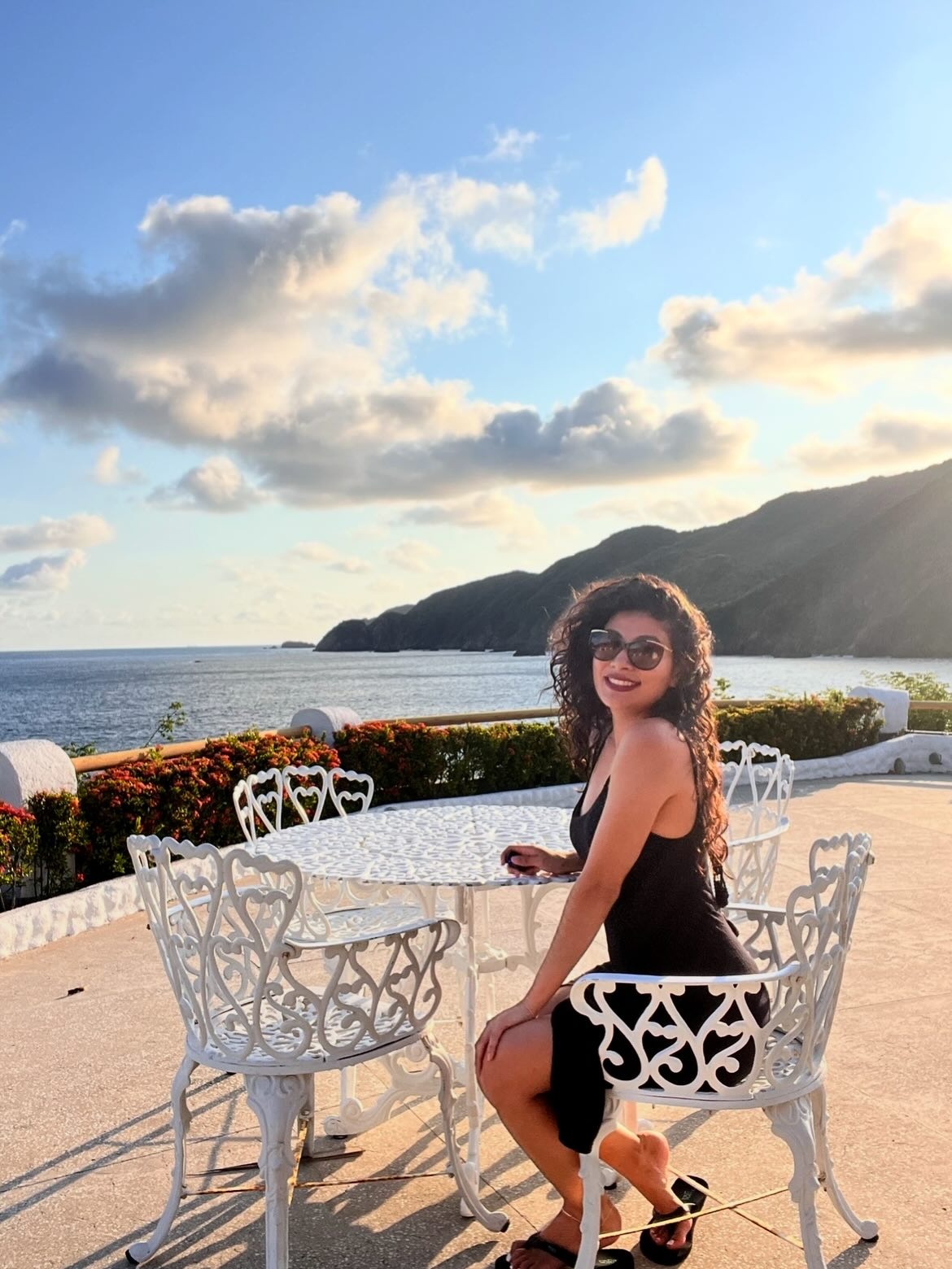 PART 2: The moment that changed it all 🌊
Aveces la vida te da limones, y de los limones agrios que se haze? Limonada 🍋
The moment that changed it all for our founder and what ultimately brought her to build Mujer on the Move (MOTM), with so much diligence, care, and caution, happened during Day 1 of her official solo aventura in México, once her papa and tía left her alone in her beautiful beach front condo in an isolated mountain 🌊
(SWIPE TO READ MORE 👉🏼🇲🇽✨)
#MujerontheMove #Aventurera #latinaswhotravel #femaletravel #méxico