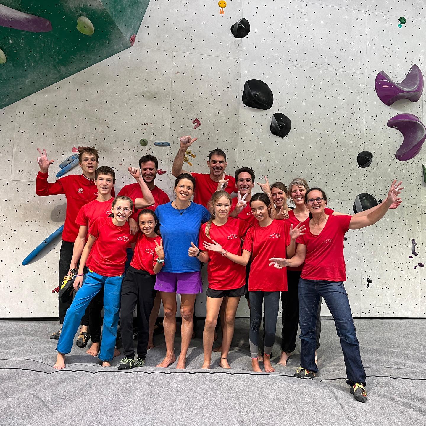 Une journée à Lyon avec une grosse séance de bloc à @mroc.blocbistro, la super rencontre de @ninacaprez et un spectacle suspendu fantastique à la @maisondeladanse_lyon 🙌
#climbing #ain #roc #boulder #escalade #corpsextremes