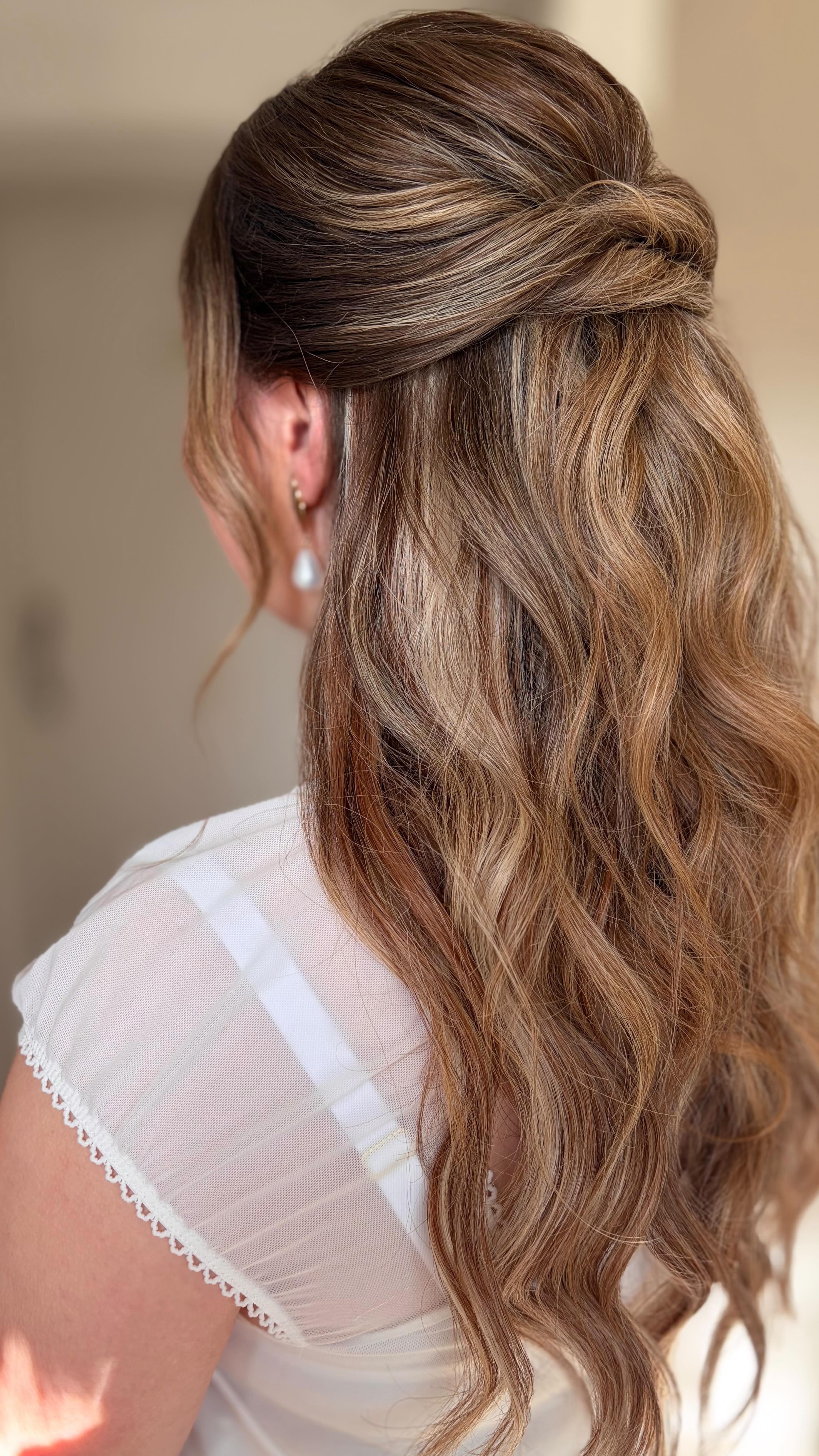 Simplicity never goes out of style š¤
I love creating styles organically. Picking up pieces, moving the hair and building a look that feels effortless but still timeless. One youāll love seeing in photos years from now.
Soft, elevated, and unmistakably you - thatās the vibe most of my brides fall for.
Now booking 2026 & 2027
Finished off beautifully with makeup by the lovely @rebeccachantrellmakeup on the stunning @a.hall95 š«¶š¼
Hair by me @charlotteheather_bridalhair
#weddinghairrutland #2027bride #rutlandbrides #rutlandwedding #bridalhair