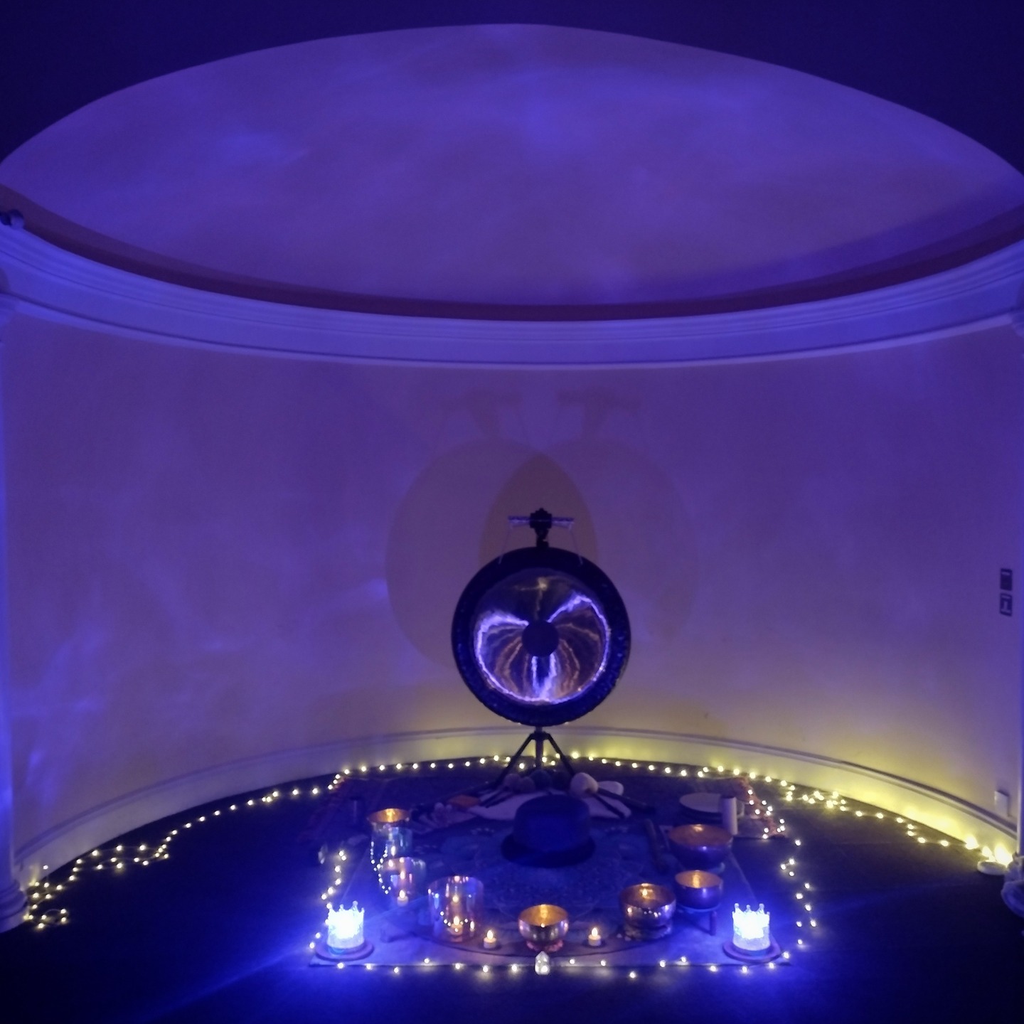 A lovely first sound bath in my new venue - Manor House Library. The Georgian curved architecture of the Baring Room really enhances the sound.
My next sessions are on Sunday 5th and 19th April at 8pm.