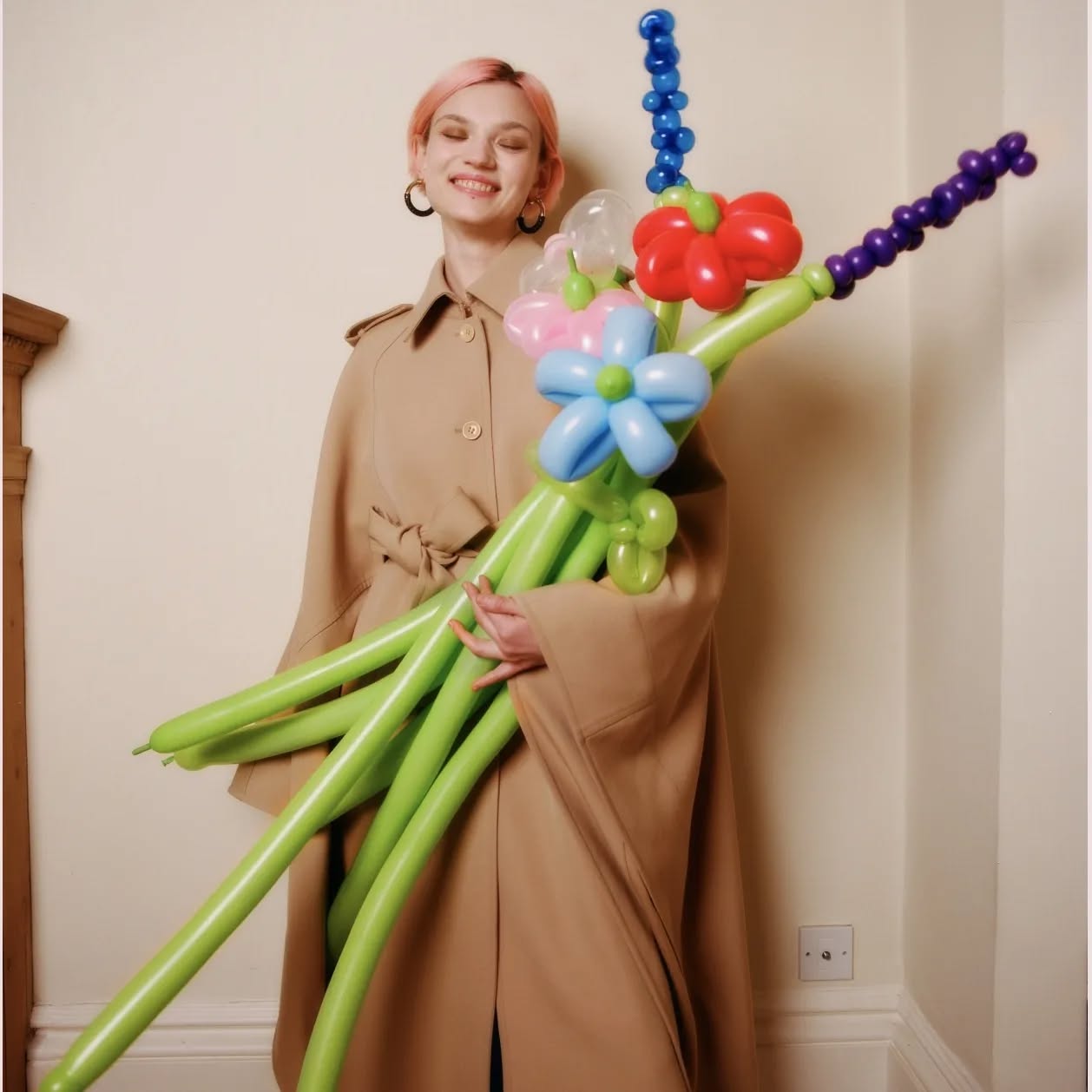 Daisies, roses, swords and a handbag made out of balloons πΉπ
.
It was great to be involved with these fashion shoots created by stylist Yasmina Kurunis for Metz and Racine and Numero Tokyo magazine
.
Gorgeous balloon creations by Ioana on behalf of Artycat Faces
.
#balloons #balloonmodelling #fashionshoot #yasminakurunis #fashionshoot #balloonart #balloonartist #models #londonlife #london