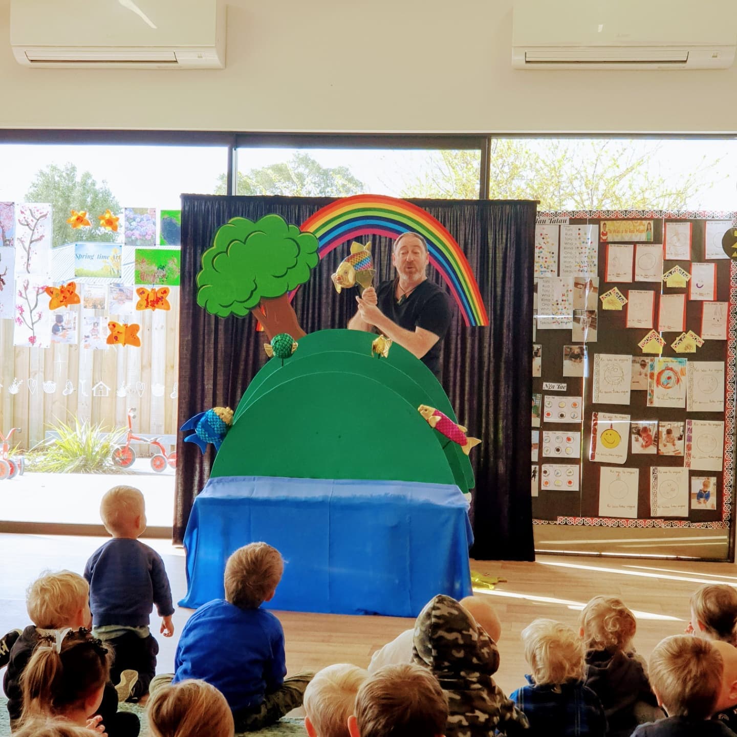 Today we welcomed @littledogbarking to Hatch and saw as Kenny performed their Rainbow & Fishes Theatre show. Our tamariki were so engaged by the comedy, puppets, music and theatre set. Such a wonderful performing arts experience for our little ones. #livetheatre #storytelling #learningexperiences