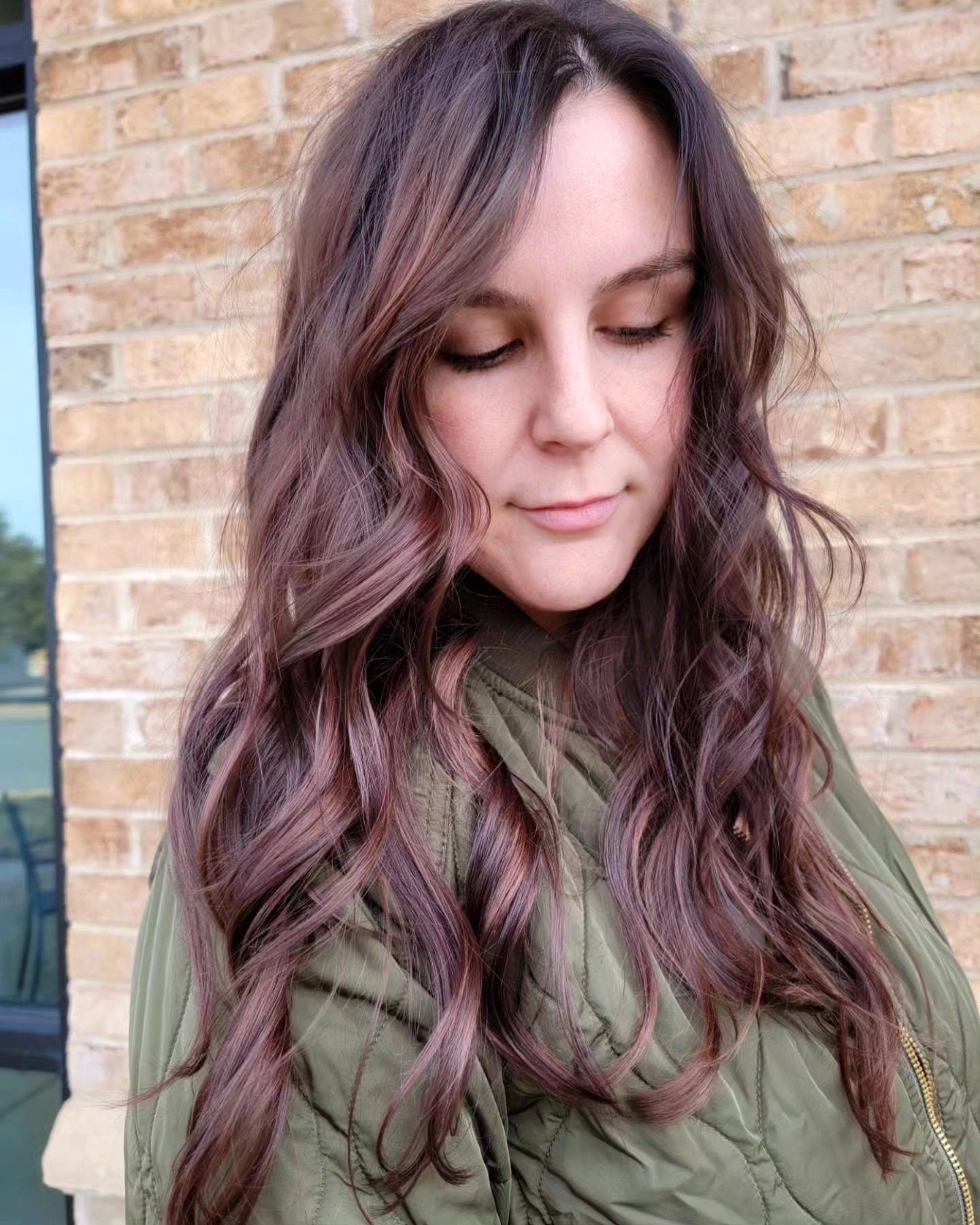 Dimensional brunette with a 💋 of red to show you guys I still do natural tones lol
The way this color made her face light up was unreal!
When you finally find the right tone that compliments your complexion and features, it makes you feel unstoppable.
Loving this color combo of my sweet friend @joanne_long93