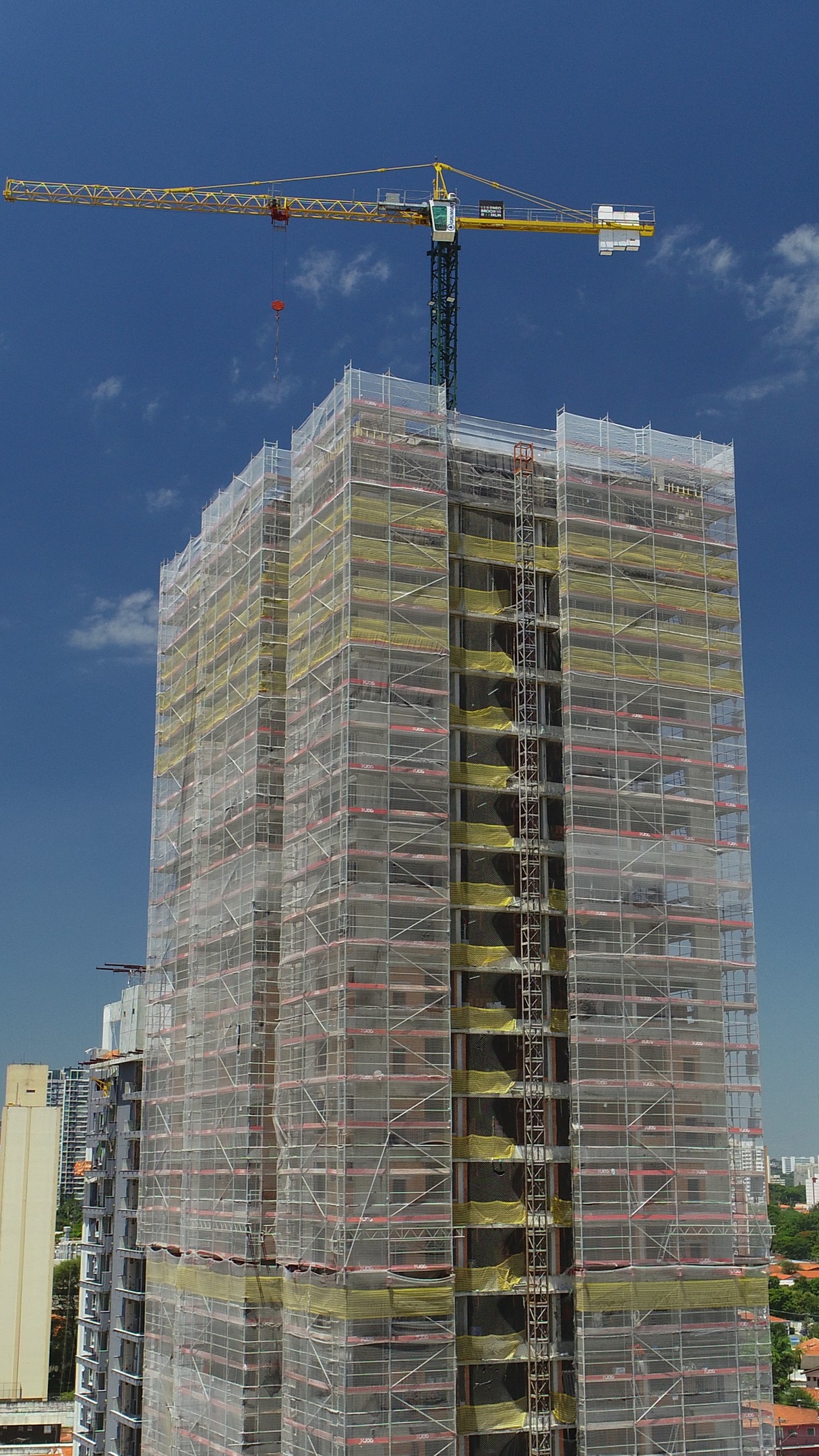 Mais um gigante seguro!
.
O desafio nos move e montar andaimes em prédios tão altos é sempre um incentivo a mais. Vamos continuar levando segurança pelo Brasil.
.
#jogandaimes
#construcaocivil
#seguranca
#andaimes
#sãopaulo