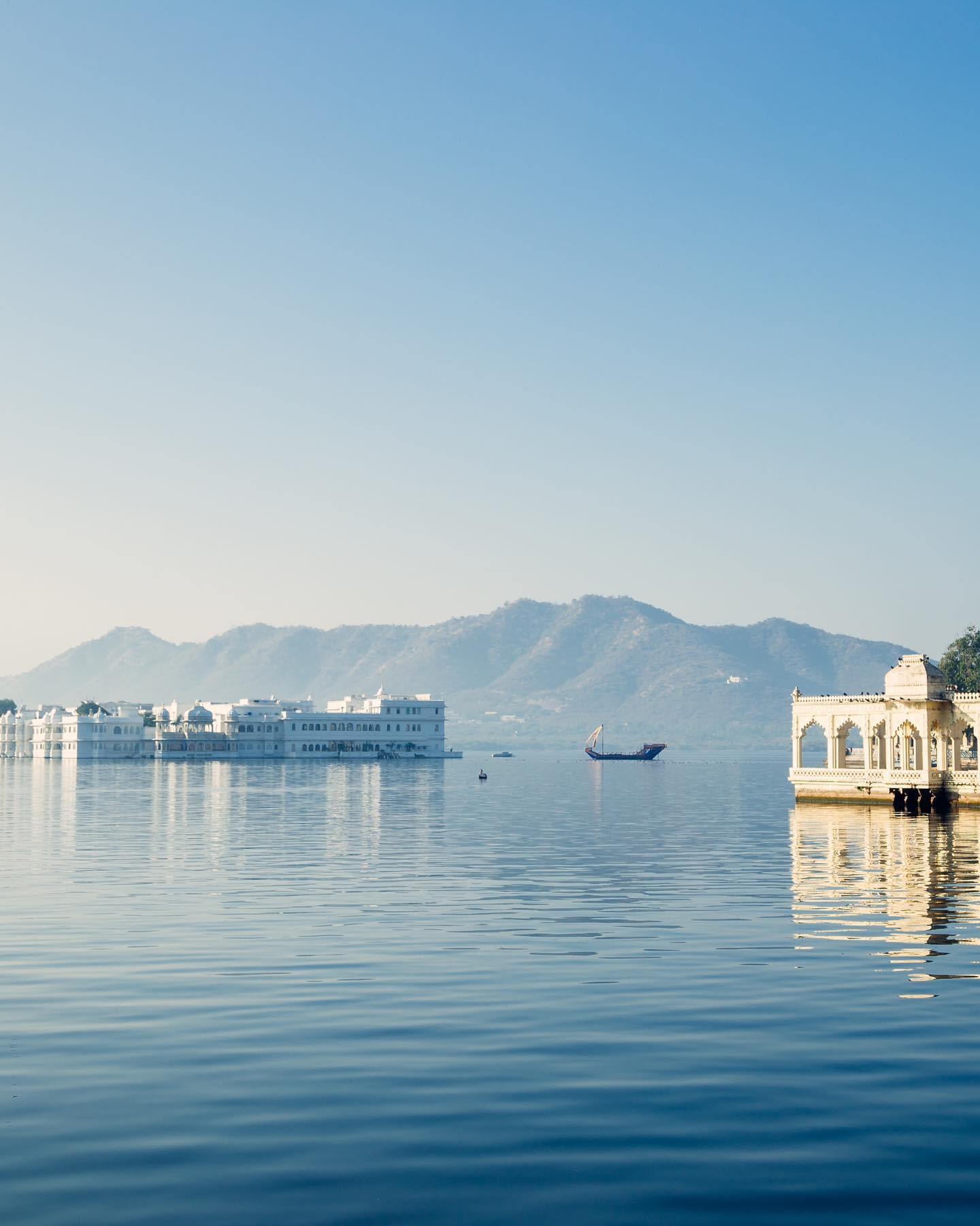 🏨 Hotel Taj Lake, Udaipur 🇮🇳
.
Located on the picturesque Lake Pichola, the Taj Lake Hotel in Udaipur is a testament to natural beauty and architectural elegance. Its prime location offers breathtaking panoramic views, while the traditional textile craftsmanship used in the hotel highlights the rich variety of fabrics in India. Throughout the centuries, the country has been renowned for its exquisitely crafted textiles. Indian artisans employ various weaving techniques, such as hand weaving, woodblock printing, and hand embroidery, to create unique and colorful pieces. #TajLakeHotel
.
Building constructed in 1746. Architect unknown.
.
Ubicado en el pintoresco lago Pichola, el Hotel Taj Lake en Udaipur es un testimonio de la belleza natural y la elegancia arquitectónica. Su ubicación privilegiada ofrece vistas panorámicas impresionantes, mientras que la artesanía textil tradicional utilizada en el hotel resalta la rica variedad de tejidos de la India. A lo largo de los siglos, el país ha sido famoso por sus tejidos exquisitamente elaborados. Los artesanos indios utilizan diversas técnicas de tejido, como el tejido a mano, la impresión con bloques de madera y el bordado a mano, para crear piezas únicas y coloridas. #TajLakeHotel
.
Situé sur le pittoresque lac Pichola, l'Hôtel Taj Lake à Udaipur est un témoignage de la beauté naturelle et de l'élégance architecturale. Son emplacement privilégié offre une vue panoramique à couper le souffle, tandis que l'artisanat textile traditionnel utilisé dans l'hôtel met en valeur la riche variété de tissus de l'Inde. À travers les siècles, le pays est réputé pour ses textiles exquisément confectionnés. Les artisans indiens utilisent diverses techniques de tissage, telles que le tissage à la main, l'impression au bloc de bois et la broderie à la main, pour créer des pièces uniques et colorées. #TajLakeHotel
.
.
.
.
.
#fabrics #hotels #bedsheets #restaurants #textile #decoration #architecture #bedclothes #galicia #spain #madrid #paris #france #hoteles #sabanas #restaurantes #manteles