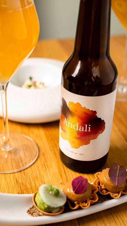 Une bière sur une table étoilée ? 🌟🍻 Voici l’histoire.
🍴 D’un côté Aldéhyde, table gastronomique étoilée dans le Marais.
🍺 De l’autre Kilomètre Zéro, microbrasserie artisanale où l’on brasse nos bières à République.
Amis depuis le lycée et partageant les mêmes valeurs de l’artisanat, Youssef Marzouk et Django Bouchez se sont retrouvés autour d’une idée inédite.
Créer une bière ensemble. 🤝
De cette collaboration est née Andali.
Une American Wheat Beer brassée chez nous avec :
• 40 % de blé pour une texture douce et aérienne
• le houblon français Mistral
• et une touche très spéciale : la baie d’Andaliman, une épice aux notes d’agrumes et de géranium. 🌸
Une bière pensée comme une bière de table, capable de dialoguer avec la gastronomie.
Disponible en édition limitée :
🍽️ chez Aldéhyde - @restaurantaldehyde
🍺 au Kilomètre Zéro @km0paris
Une rencontre entre cuisine étoilée et bière artisanale.
Crédits Photo - Géraldine Martens @geraldinemartens
Merci à toute l’équipe d’Aldéhyde pour l’accueil et ce beau projet.
@youssef.marzouk5 @louisbeaurepaire @thibault.blanche.1 & Julian Patary
L’abus d’alcool est dangereux pour la santé, à consommer avec modération. 💛