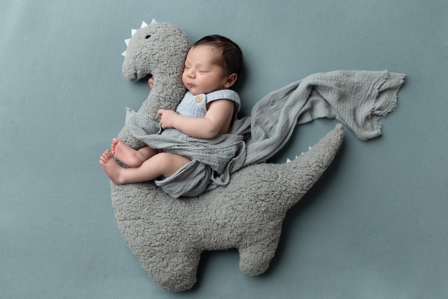 Our studio newborn sessions are designed to keep the focus on what matters most - your baby. Always safe, calm and baby-led, with careful attention to lighting to ensure you get the highest quality images.
#calgarynewbornphotographer #yycnewbornphotographer #calgarybabyphotographer #calgarymaternityphotographer #yycmaternityphotographer