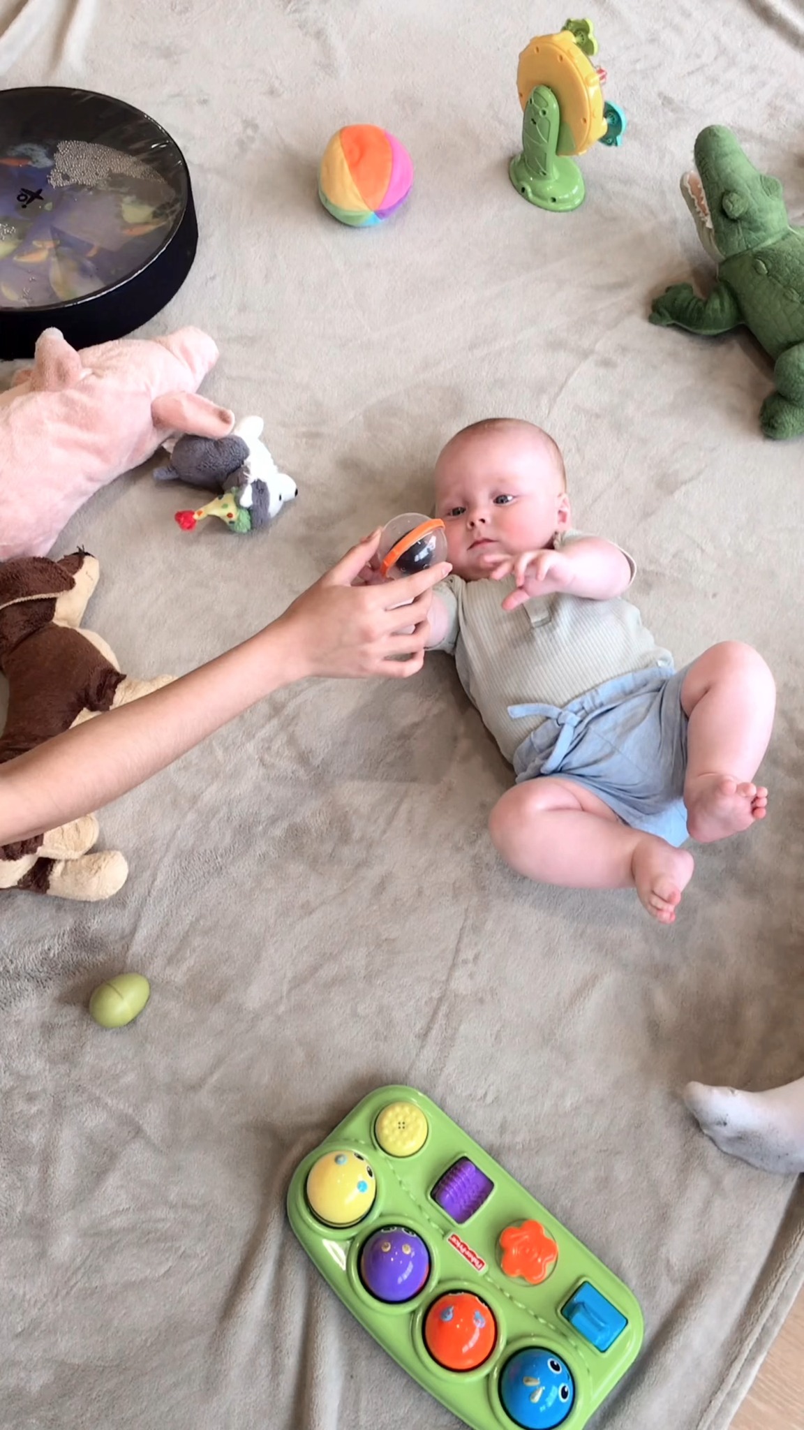 Soft play, tiny movements, and meaningful moments. 🤍
Our Parent & Baby Hangout is a gentle first playgroup for babies under 1 — exploring senses, songs, movement, and loving parent–baby connection in a calm, cozy space at Little Pea. 🌱
📅 Thursdays (1pm - 2pm)
💥 Book now via Link in Bio or Line @littlepeabkk
____________
การเล่นอย่างนุ่มนวล การเคลื่อนไหวเล็กๆ และช่วงเวลาที่แสนจะมีความหมาย 🤍
Parent & Baby Hangout ของเรา สำหรับลูกน้อยวัยต่ำกว่า 1 ปี คือประสบการณ์แรกของการเล่น ที่เปิดพื้นที่ให้เด็กๆ ได้สำรวจประสาทสัมผัส ฟังเพลง และขยับร่างกายอย่างอ่อนโยน พร้อมสร้างสายใยความผูกพันท่ามกลางบรรยากาศที่สงบ อบอุ่น และปลอดภัยที่ Little Pea 🌱
📅 ทุกวันพฤหัส (13:00 - 14:00)
💥 จองเลยผ่าน Link in Bio หรือ Line @littlepeabkk
____________
#LittlePeabkk #LittlePea #theCOMMONSbkk