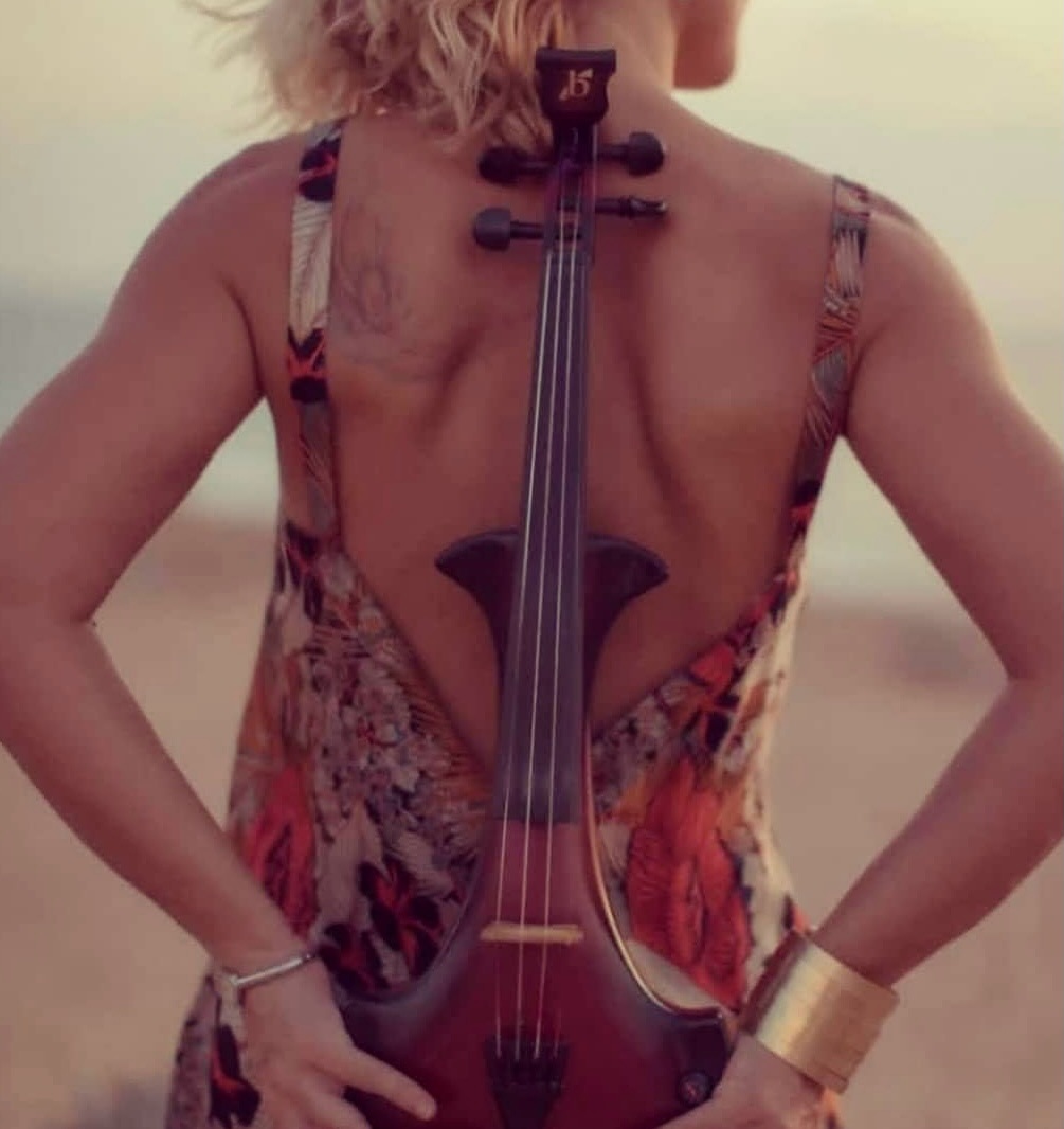 Bridge Aquila Red/Black Electric Violin 🎻 @violin._music
.
.
.
#electricviolin #electricviolinist #bridgeaquila #bridgeviolins
