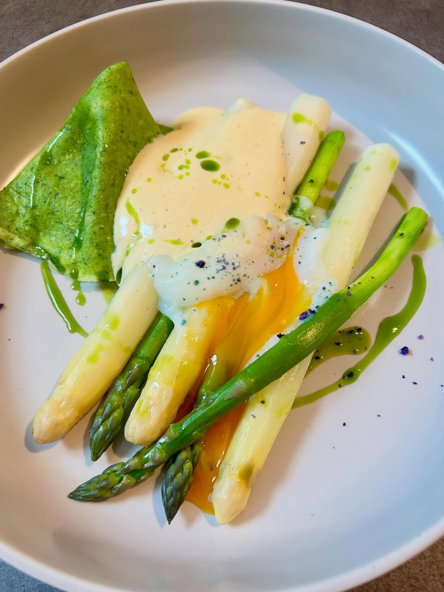 🌱🥬 Another Asparagus Highlight: Duo of Asparagus with Wild Garlic Pancake & Poached Egg 🍳✨
#wildgarlic #asparagus #poachedegg #springvibes🌸 #flexitarian