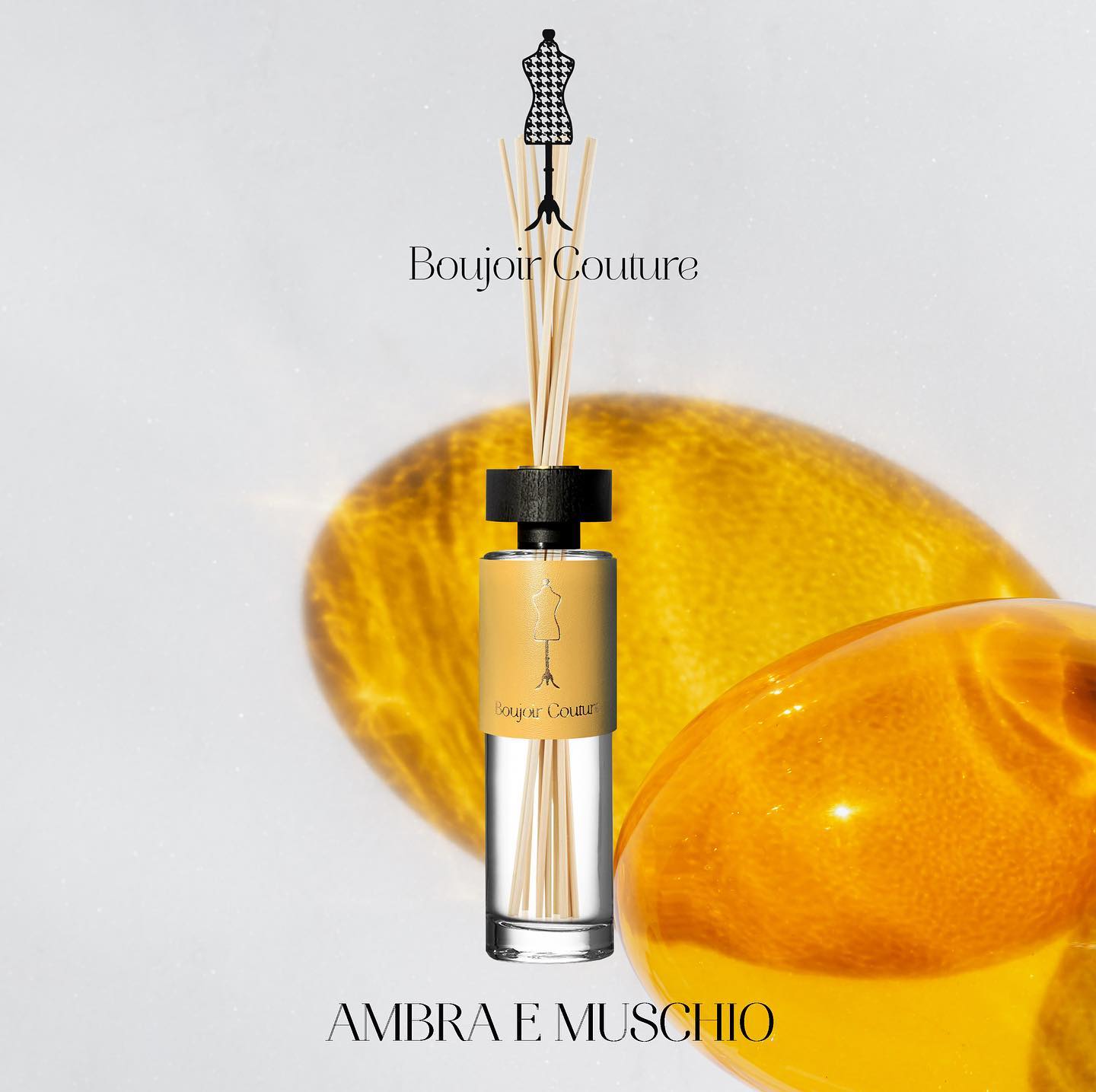 Una fragranza delicata che mischia le note delicate dell’amata a quelle legnose del muschio. #ambienteeprofumi #diffusori #ambiente #ambra #muschio