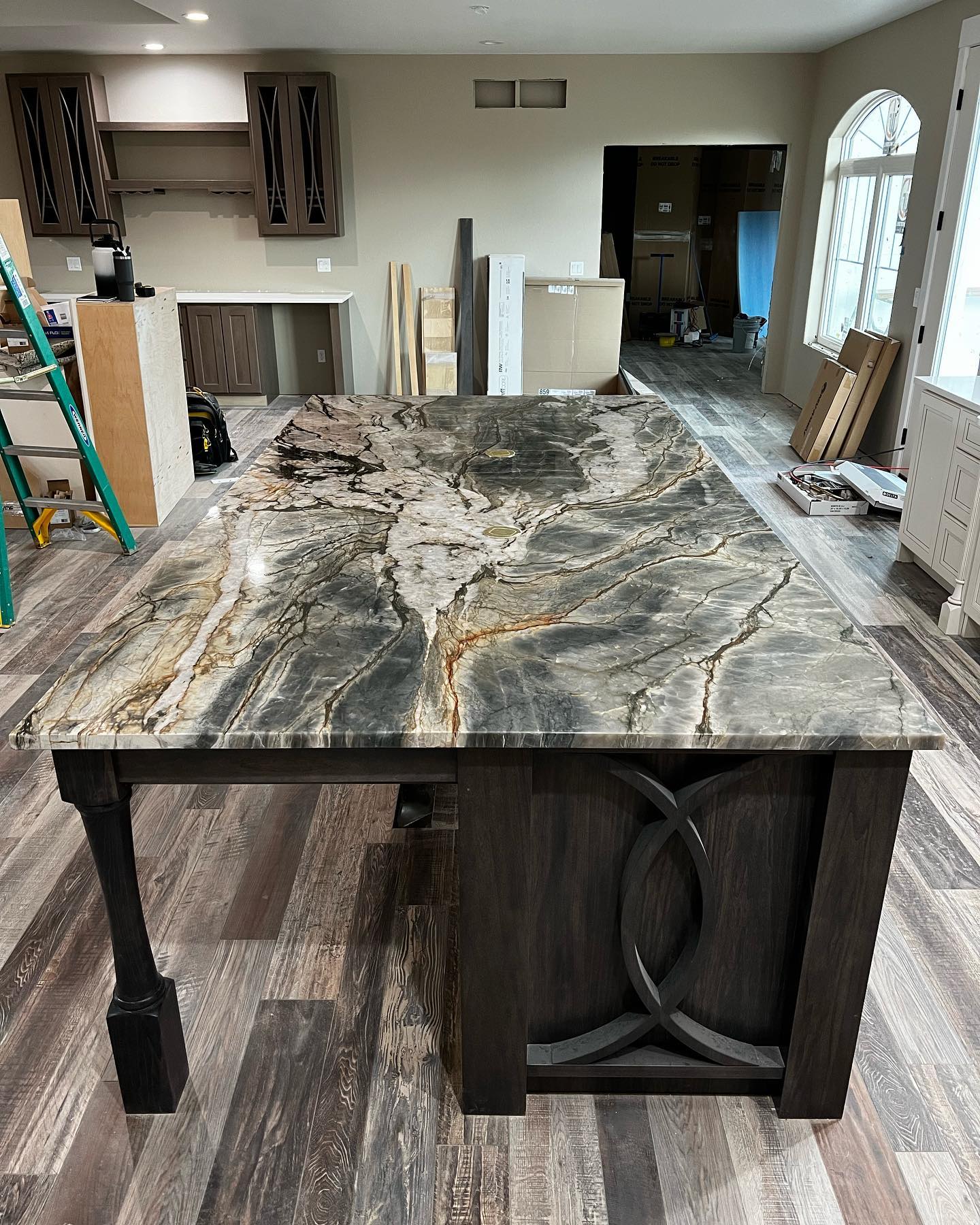 We loooove countertop installation day 😍
#customhomes #customhomebuilder #granite #quartz #countertops