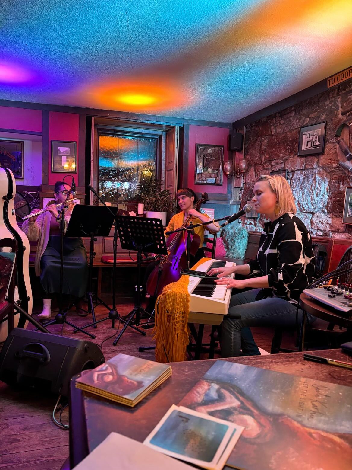A lovely gig at the The Brown Bull last night for @lochwinnochartsfestival. Thank you for having us and for everyone who came to hear us play!
Lucky to be able to perform in my home village ☺️
Thanks again @diljeetb_flute and @toteyfringemusic for joining me.
#outikarhu #womeninmusic #debutalbum #folktrio