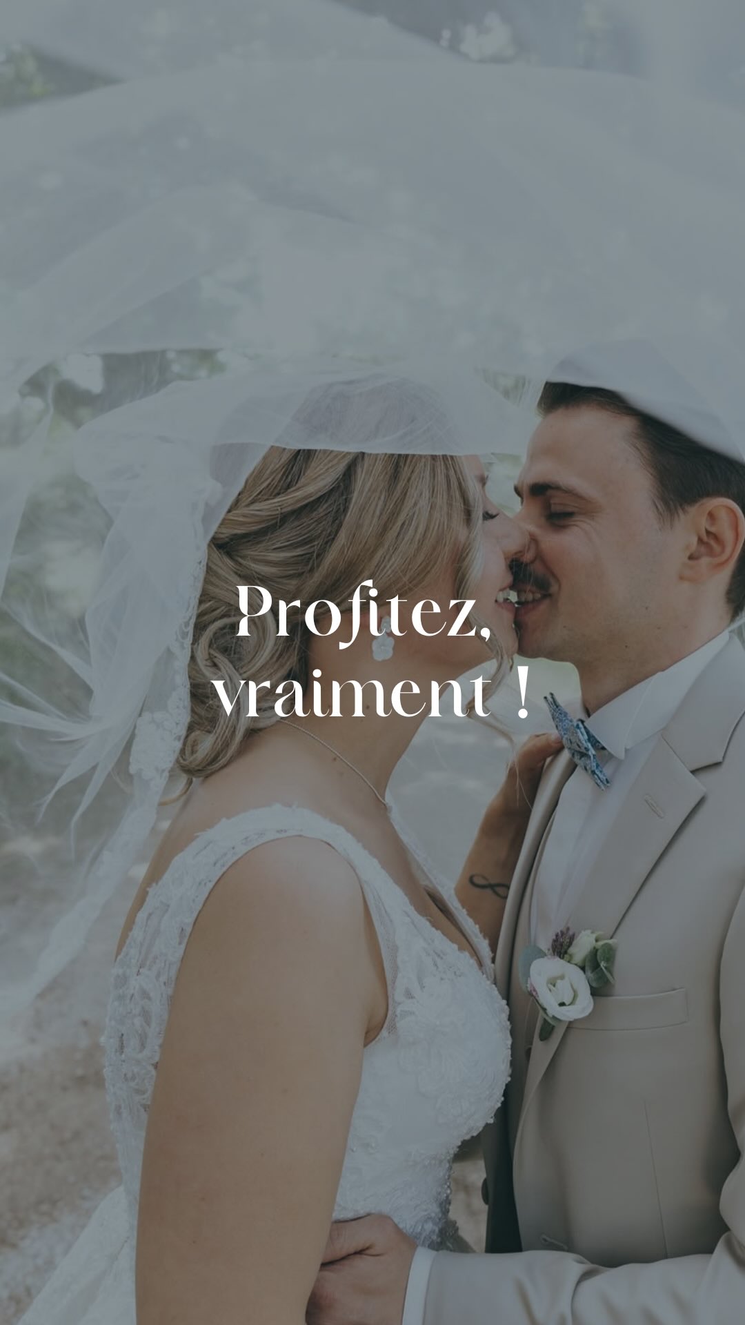 On pense toujours qu’on va se souvenir de tout, de chaque regard, de chaque moment, de chaque émotion… mais la vérité, c’est que ça passe à une vitesse folle.
Cette ambiance avec tous ceux que vous aimez, ces rires, ces regards, cette énergie autour de vous… tout ça n’arrive qu’une seule fois, et le jour J, vous ne pourrez pas le ralentir.
Alors vraiment, ne cherchez pas à tout contrôler, lâchez prise et profitez pleinement de chaque seconde.
Et moi, je suis là en coulisses, discrète quand il le faut, présente quand il le faut, pour que vous puissiez juste vivre, ressentir et profiter à fond. 🔥
__________
Anaïs
Wedding planner et coordinatrice de mariages
en Auvergne Rhône-Alpes (et ailleurs !)
ANAHITA WEDDINGS
Photo de couverture : @melina.couzidakis.photographe
Pour le mariage de Kaisu et Paul ❤️
wedding planner lyon | organisation mariage | coordination jour j | auvergne rhône alpes | mariage 2027 | mariage 2028