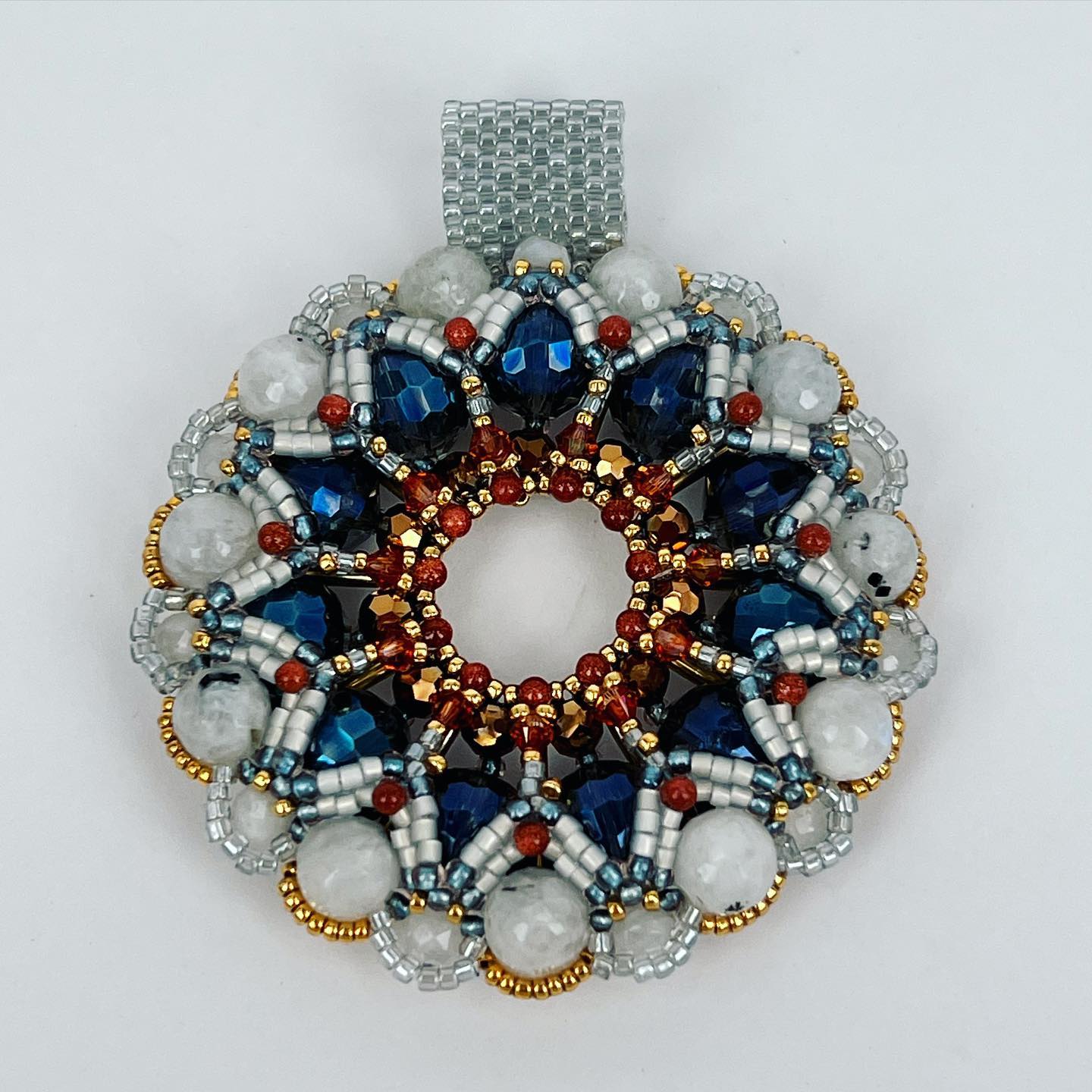 One of a kind beaded pendant Inspired by the incredible red sand beaches of Rábida island (@galapagosisland).
#rainbowmoonstone #czechbeads #sunstone #oneofakind #oneofakindjewelry #handmade #handmadejewelry #craft #seedbeads #svarovski #redsand #rabidaisland #rabidaislandgalapagos #beach #waves #brassbeads #upcycled #upcycledjewelry