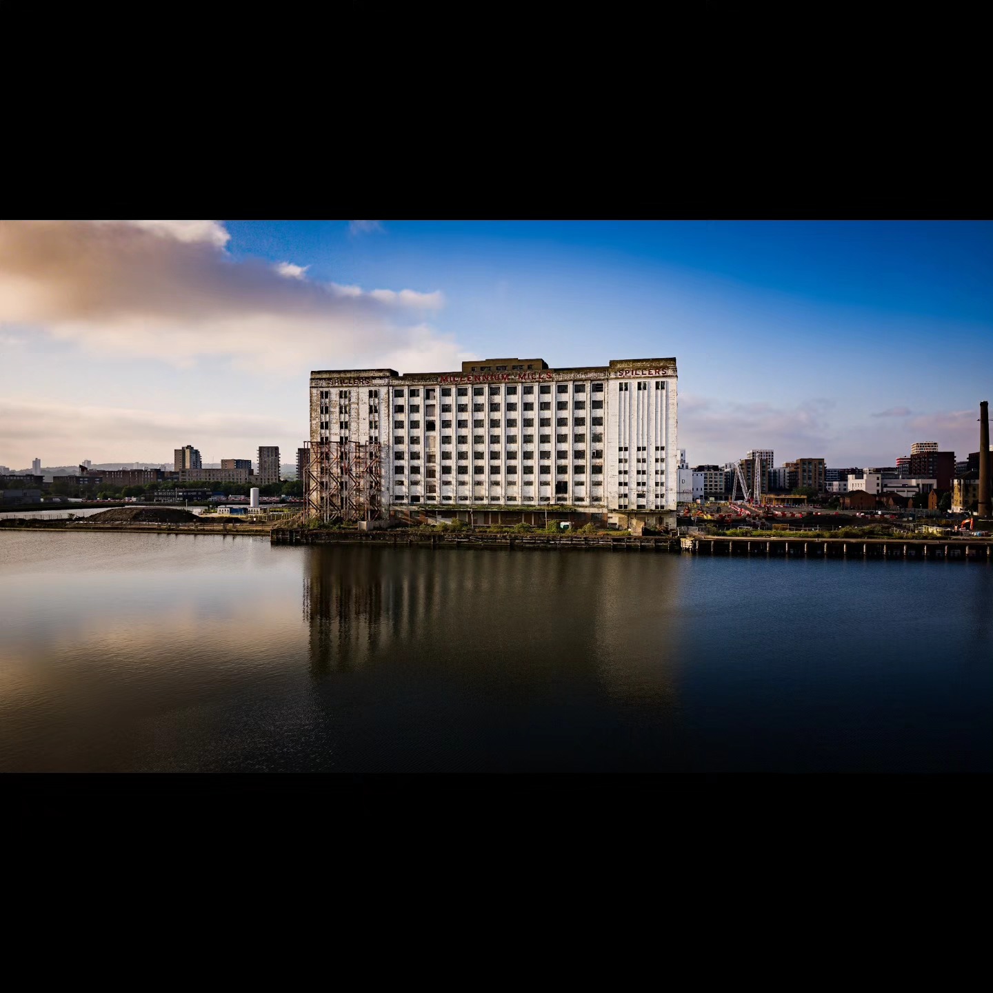 A bit of derelique. Rebuilt in 1934, the Millenium Mills now stands waiting to get turned into a business hub.
.
.
.
.
#londonarchitecture #abandonedplaces #londonhistory #eastlondon #architecturephotography #oldbuilding #milleniummills