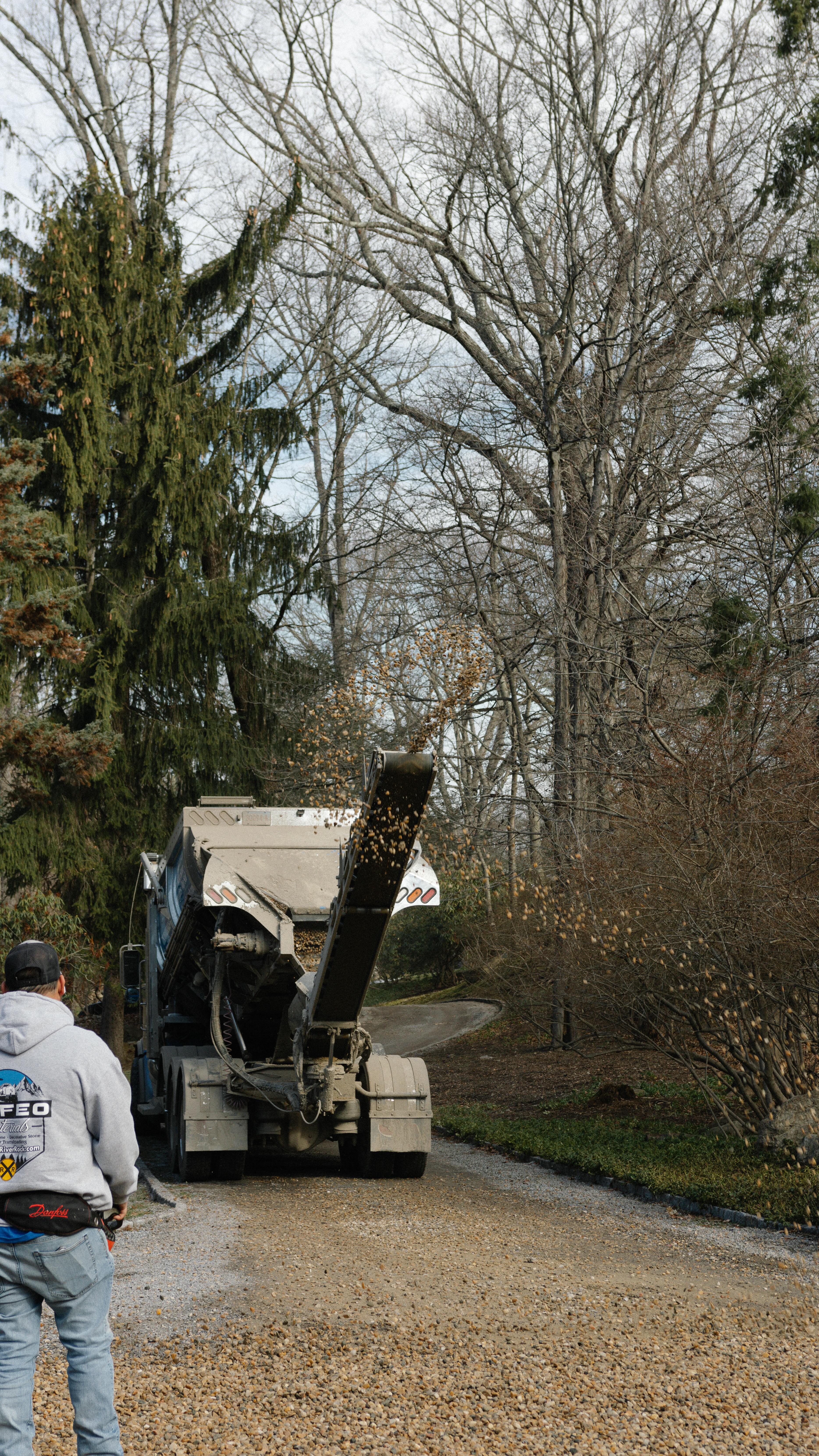 Driveway full of mud? The Load Launcher has you covered.
Laying down fresh 3/4” Berkshire Blend on this Norwalk, CT driveway.