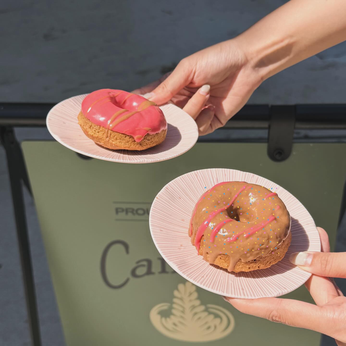 “Woof woof” means yummy! 🐶🍩
Our babies are loving these donuts – but which colour do they love the most?
#doggiedonuts #ogdonutfordogs #NakedBrew #campos #sydneydogs