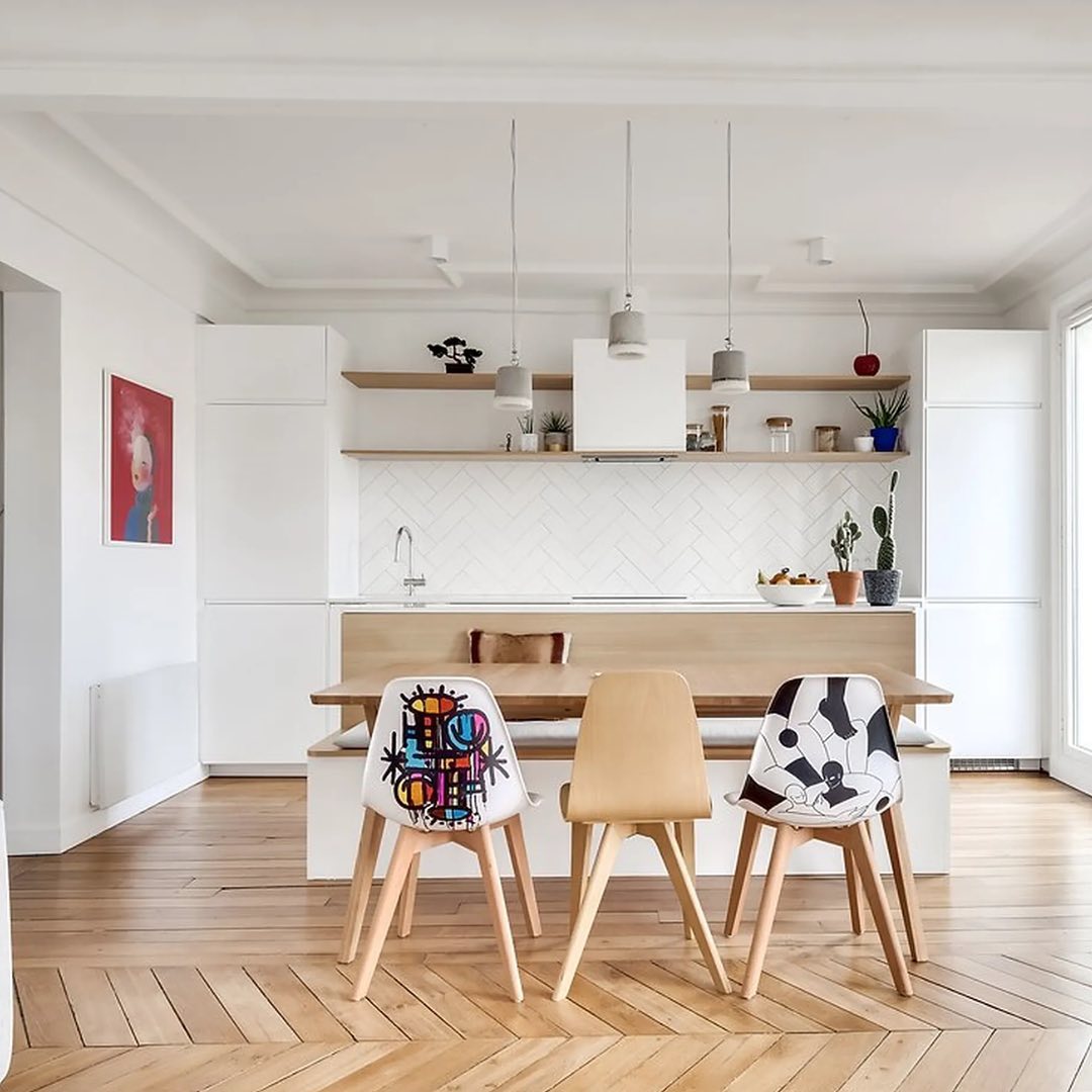 INSPIRATION
• Inspiration pour l’un de mes projets en cours. Il s’agit d’une cuisine connectée au salon par une banquette centrale, qui vient délimiter les zones sans contrainte visuel.
• Visuel appartement sur Paris dans un immeuble au style haussmannien. #inspiration #architecture #architectureinterieure