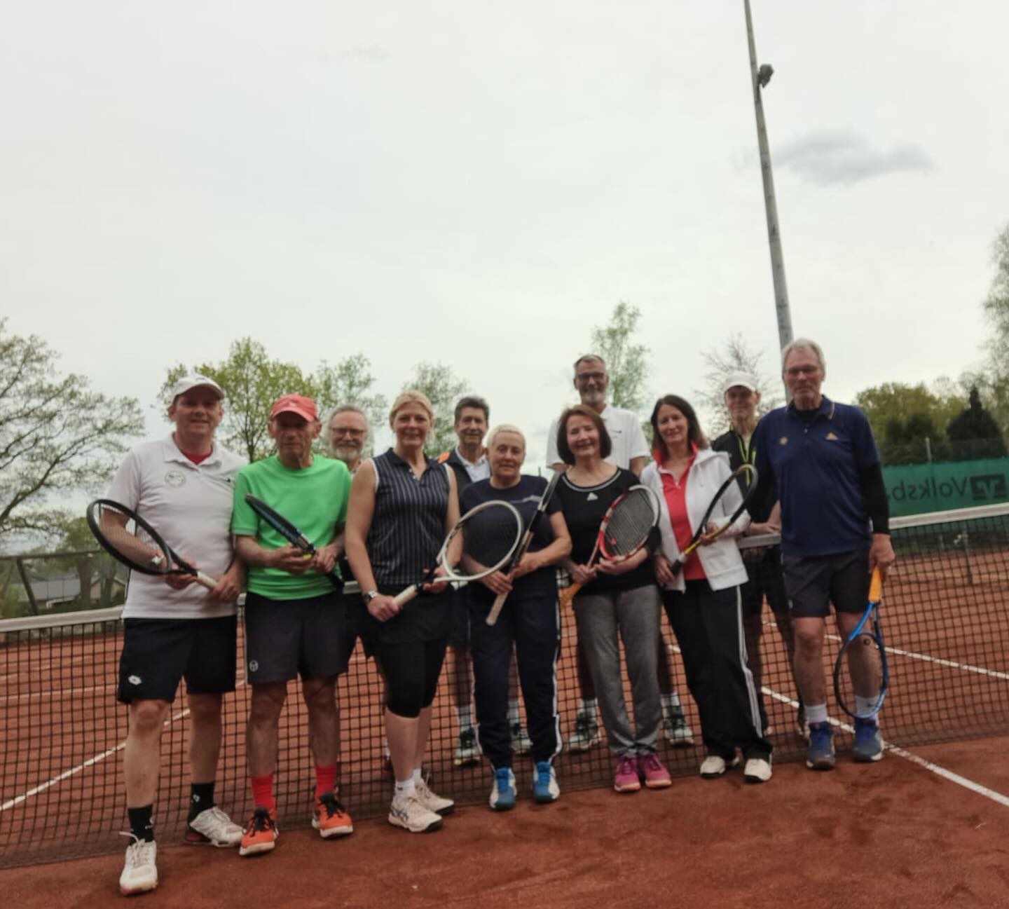 Saisonauftakt 2024 🍾🎾 Das gute Wetter ausgenutzt und die Sommersaison mit ein paar Schlägen auf den frisch gemachten Plätzen eingeleitet! #tennis #hambergertc #hambergen #saisonauftakt #sommersaison