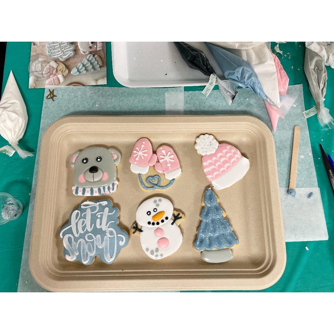 I haven’t played with royal icing since my days volunteering as a chef’s assistant at The Cook’s Warehouse! Thanks to @artisticediblesbykathi I got to practice again while having a blast! It isn’t easy and my cookies didn’t turn out perfectly, but practice makes better. Maybe one day I’ll be able to offer decorated sugar cookies as an option off my menu. Until then, I’ll just keep having fun with it! 💙