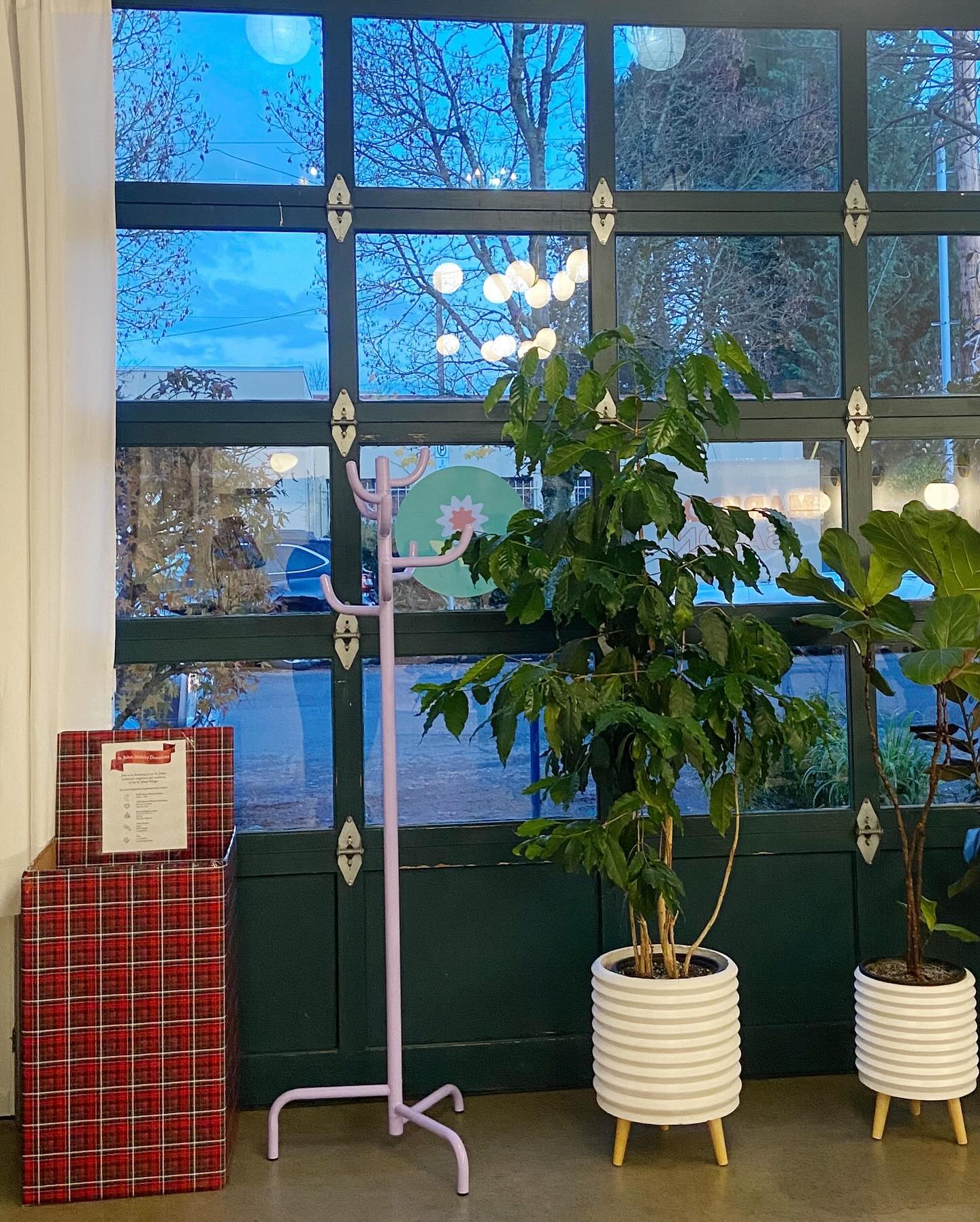 We are very happy to be taking collections for @stjohnsfoodshare and St. Johns Village.🎁🎁🎁
Swipe for the list of requested donations- and they would also love coffee and hand warmers! Bring some goodies in with you to your next appointment, or feel free to drop things off when we’re open.
Thank you @crisjtina for putting this together!