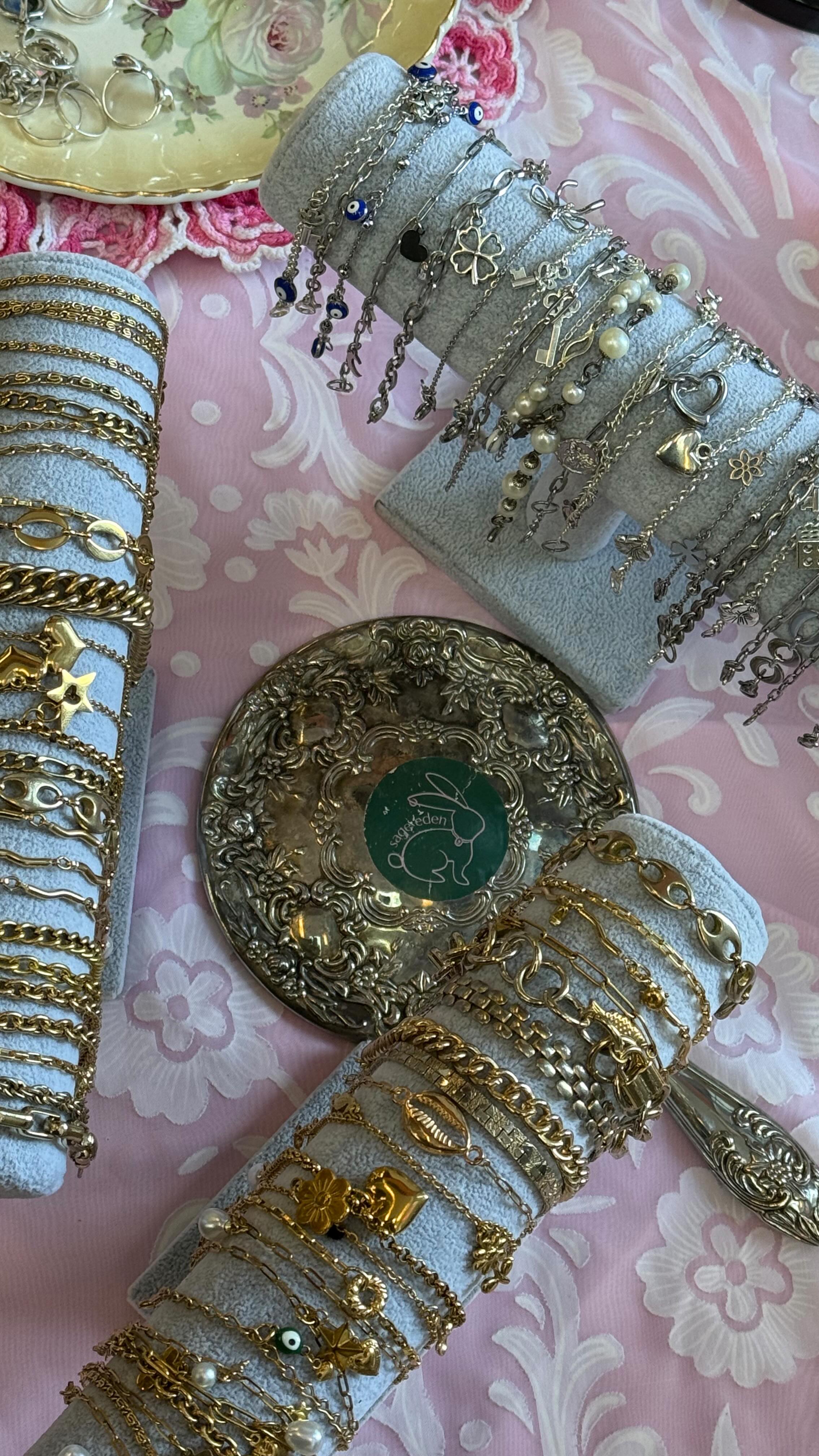 SALE ❦ FRIDAY ❦ MARCH 20
in the arc from 1 - 4 🧸
comment if you see yourself featured 💘
all bracelets without multiple charms are $25
all earrings are $25
all single pendant necklaces are $30
free stickers with every purchase 💋