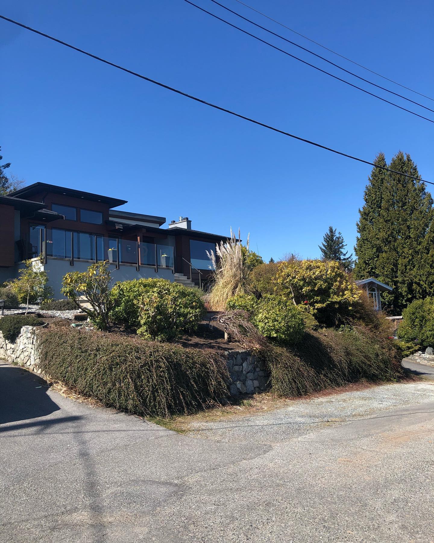 This couple wanted to freshen things up, so we came in and took out all the overgrown plants and added some boulders and mulch. What a difference! Owners were exceptionally happy 😃👌🏼 this is going to look even better once their landscapers come in and add some plants 🌱