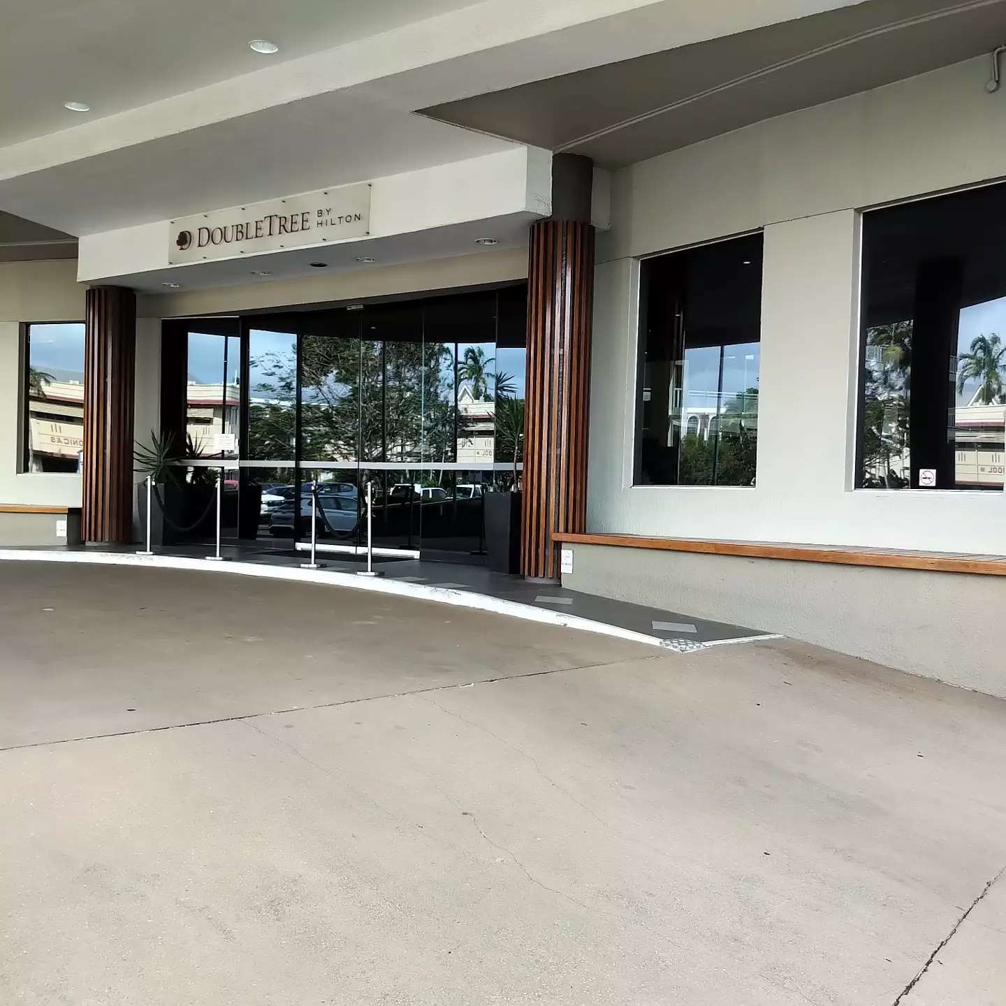 Resorts and Hotels need to stand out more than ever before. But regularity and consistency is key. Renew your view!
#windowcleanersdirect #renewyourview #hiltoncairns #doubletreebyhilton #cairns #townsville