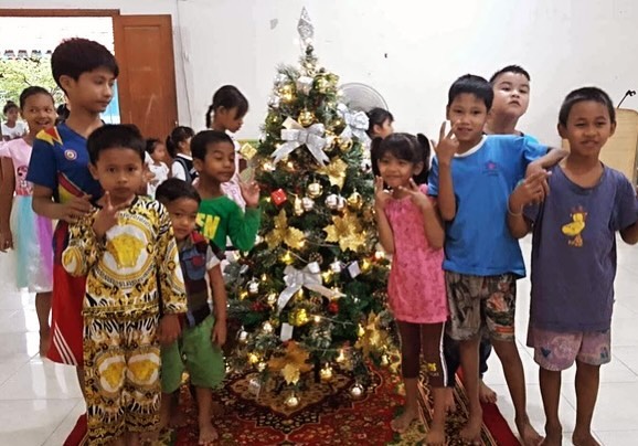 Christmas was celebrated in Cambodia too.
🎁🎄
For the residents of @sreykasmile ‘s partnering children shelters the holiday is a time enjoyment & Khmer curry. Our employee Tha , or Ma Tha, as the children call her, was by their side to celebrate.
🎄🫶🏻✨