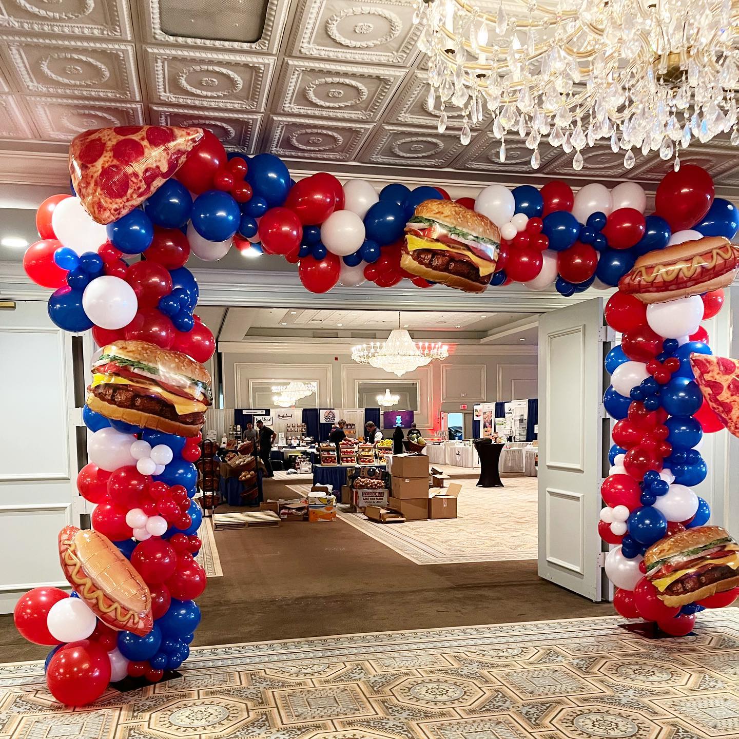 Nothing says Summer time and 4th of July like hamburgers & hot dogs! 🇺🇸🍔🌭🍕
•
•
•
•
#customballoons #corporateevent #summertime #4thofjuly #independenceday #balloongarland #summerparty