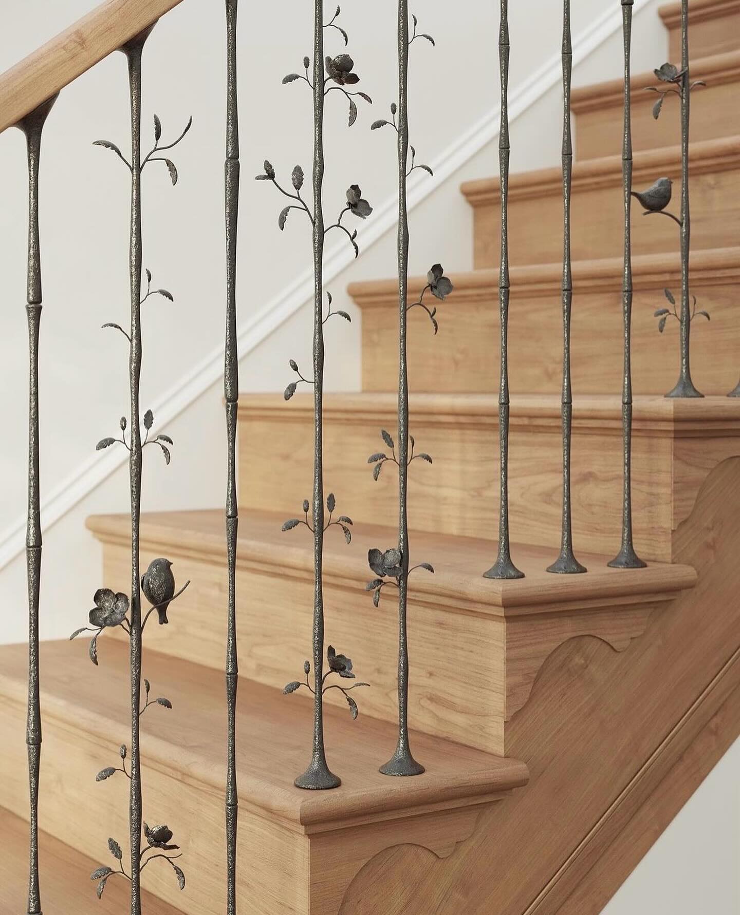 INSPIRATION
• Outre la sécurité qu’il l’apporte, le garde corps se remarque par son esthétisme et sa matière.
• Les gardes du corps et balustrade, peuvent se décliner sous différentes formes et différents types. En verre, en bois ou encore en aluminium, le choix du fer forgé représente le savoir-faire et la créativité. De plus, il offrira une grande durabilité et une facilité de fixation.
• Avec sa touche de charme, le fer forgé permet d’imaginer des formes et des scénographie pour votre intérieur. #inspiration #architecture #designerdespace