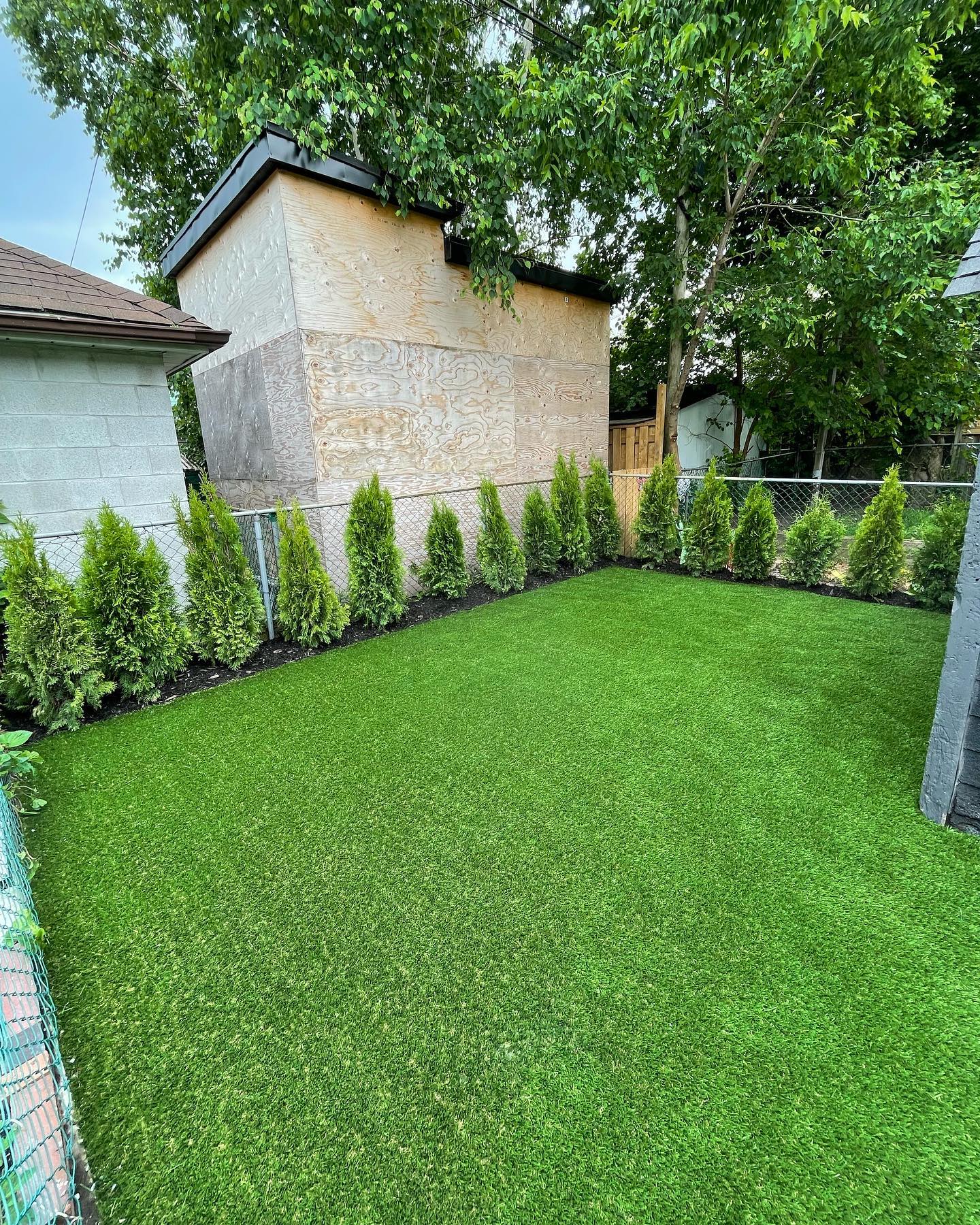 Summer is here and we want you to enjoy your space! Check out the before & after on this recent Toronto home! ✨🌱