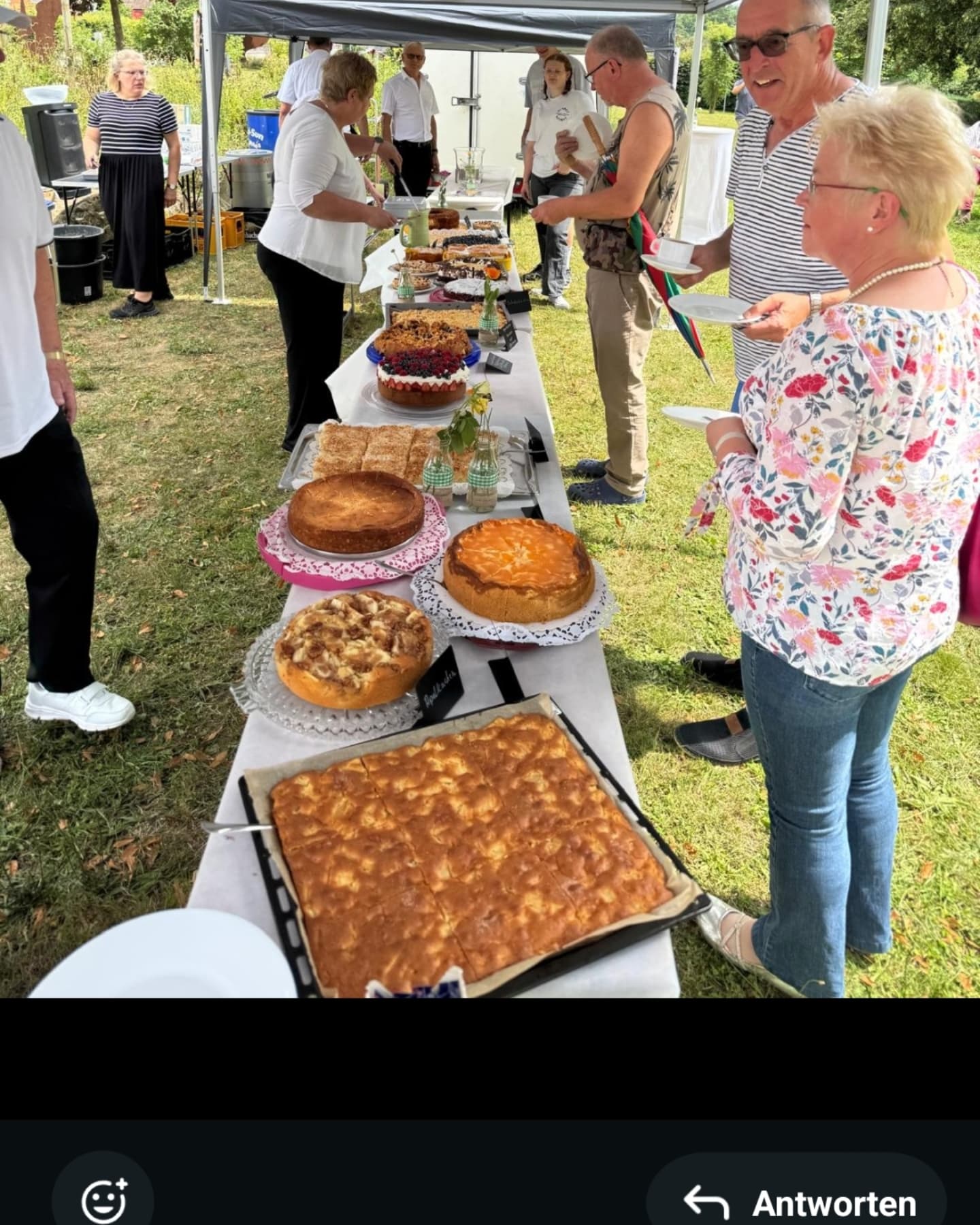 Gestern haben wir schon zum dritten Mal „Kaffee, Kuchen und Musik im Park“ gefeiert. Dieses Mal als besonderes Highlight: Kaffee, Kuchen, Musik und KUNST im Park. Wir hatten ein großartiges Fest, wunderschönes Sommerwetter, super Musik vom Duo "Zwei vom Feinsten" mit Bulli Grundmann (Gesang und Gitarre) und Hans H.Krückemeier ( Piano) aus Bielefeld, leckeren Kuchen und konnten die Ausstellung „Stahlzeit“ von Hans Kordes feierlich eröffnen. Ein rundum gelungenes Fest. Ein großer Dank geht an alle fleißigen Helfer, die hinter der Theke, an der Spülmaschine und beim Auf- und Abbau geholfen haben. Das hat super geklappt. Ein großes Dankschön auch an alle fleißigen Kuchenspender, ohne die dieses Event so gar nicht möglich wäre.