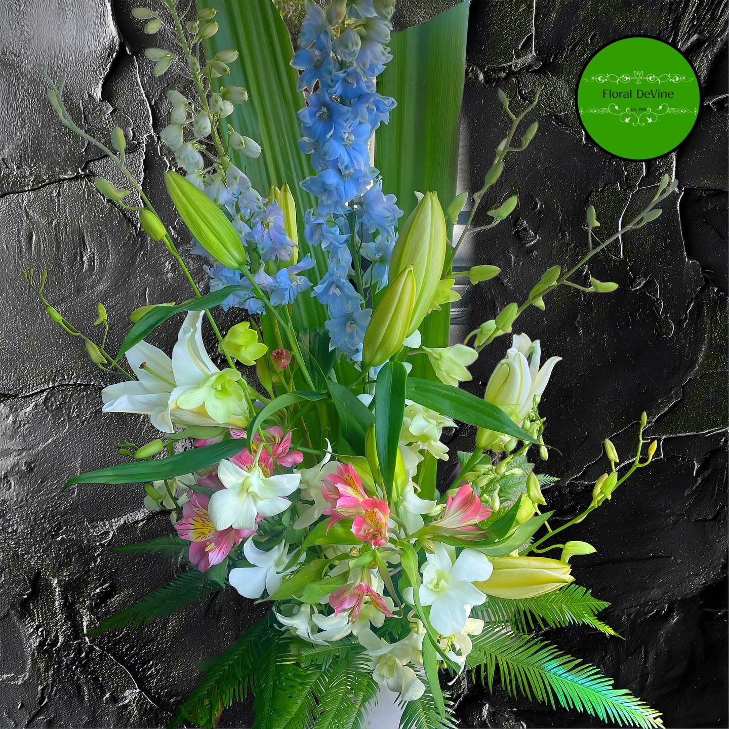 How a different can one flower look? These delphiniums are both soft and pretty but then classic and formal - just by pairing them with different colours or flowers. #soft #samebutdifferent #classic #huntershillflorist #rydeflorist