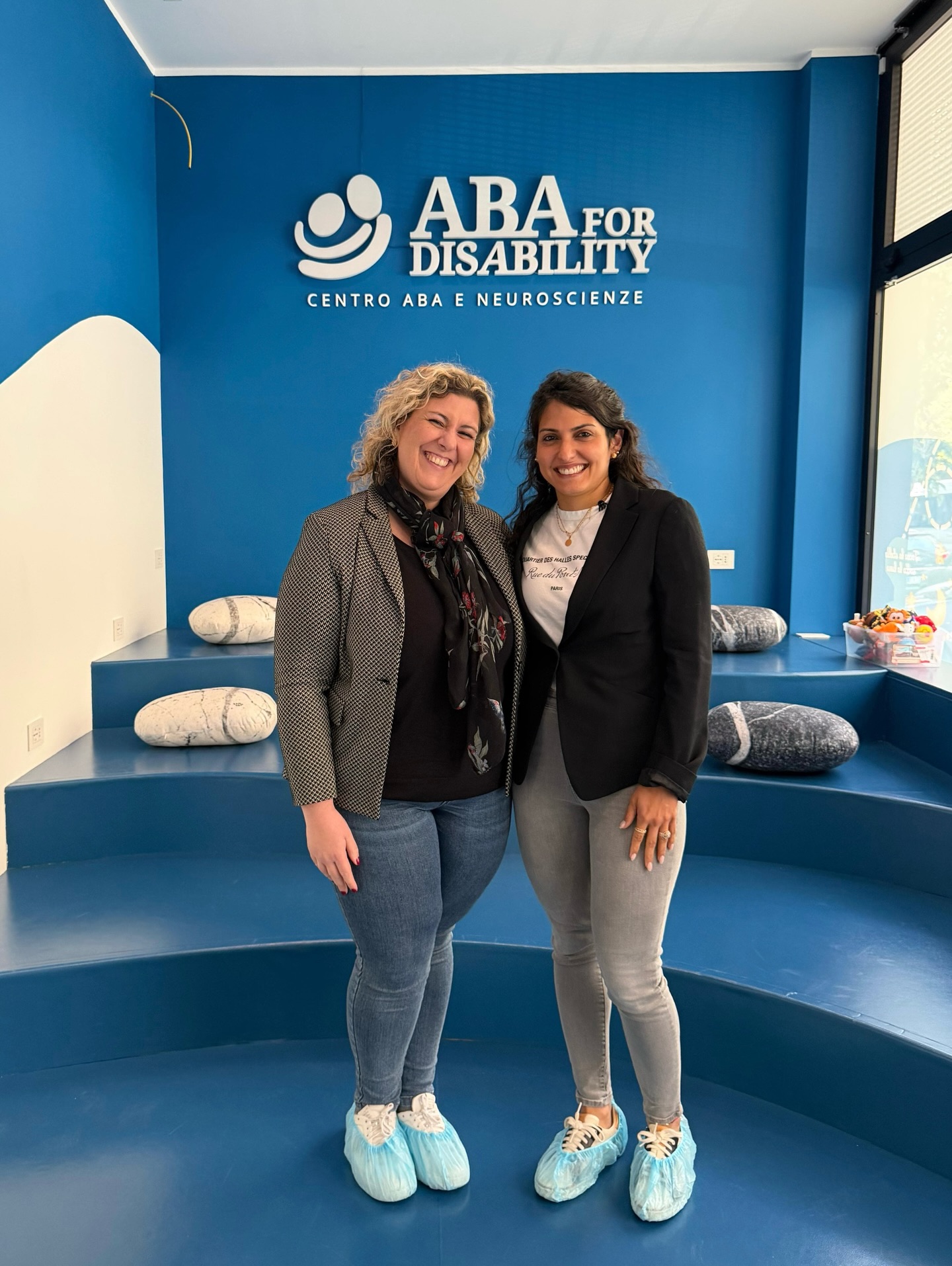 🌍 Thrilled to share that our Founder & CEO, Patricia Caruso, MS, BCBA, recently visited Salerno to connect with the inspiring team at ABA for Disability Centro ABA e Neuroscienze.
@abafordisability
🔬 The center is led by Dr. Valeria Pascale, psychologist, behavior analyst, and a leading voice in ABA research whose work continues to shape the field. The program is also connected to Dr. Vincent Carbone, whose research is widely recognized and has had a major influence on the science of ABA.
🤝 During the visit, Patricia spent time with Dr. Pascale and the full clinical team, diving deep into their groundbreaking research and the innovative tools they are using to support adolescents and adults receiving ABA services.
🧠 One standout highlight was their exploration of neuroarchitecture, the science of how thoughtfully designed spaces can positively influence learning, behavior, and emotional regulation. By creating environments that align with how the brain processes sensory input, these spaces can foster better focus, development, and overall well being.
✨ The visit was truly energizing and an incredible opportunity to exchange ideas with professionals who are advancing ABA in meaningful ways.
💡 Moments like these keep our team learning, collaborating, and bringing fresh insights back to better serve the families we support every day. Grateful for connections that continue pushing the field forward.