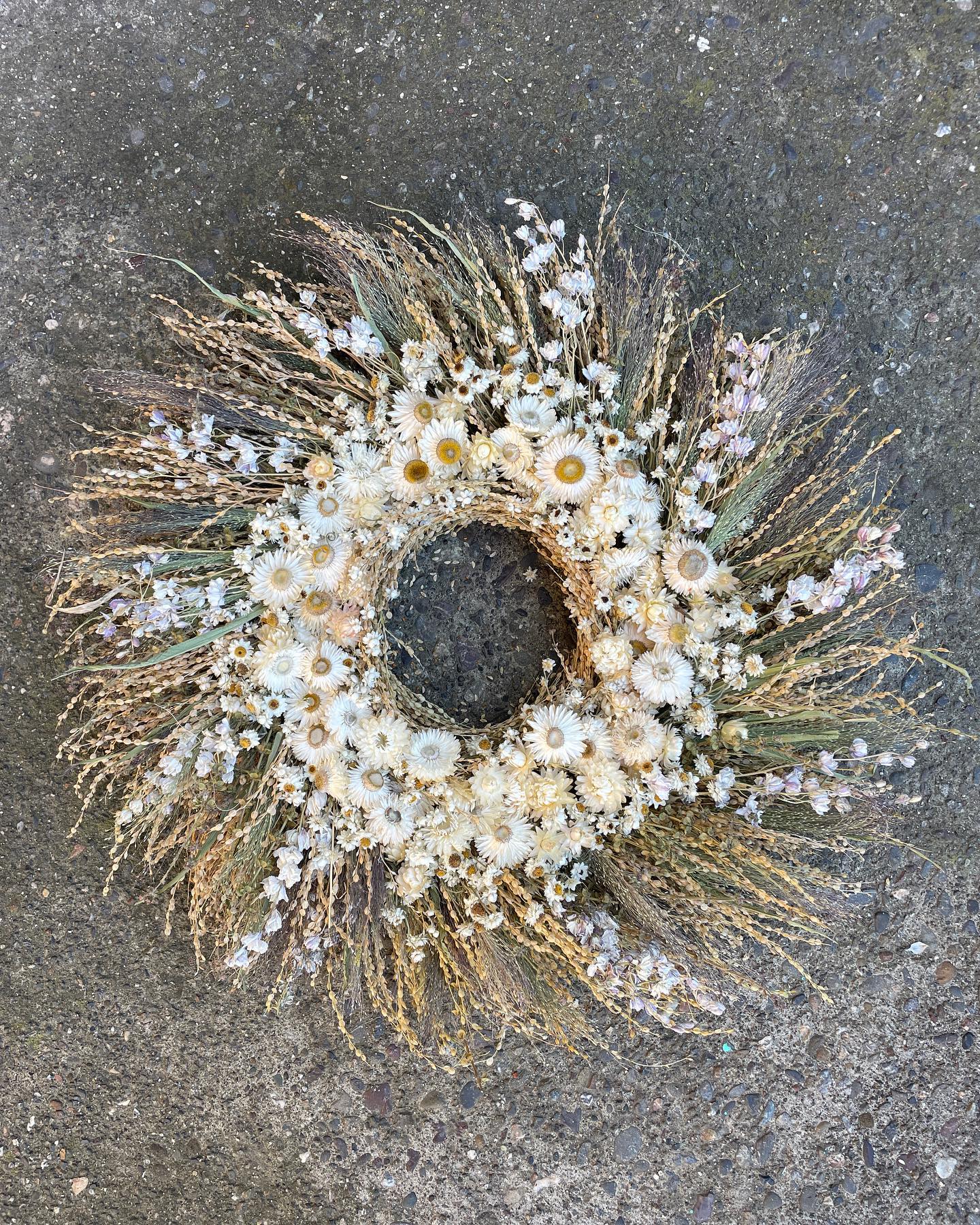 Another beauty from @funkinafunk! Find this stunner at the Sonoma Mountain Bazaar this Sunday 11/27! We’ve been prepping some really special one-of-a-kind pieces for this event. Find our wreaths and bouquets among other beautiful offerings from a drool-worthy lineup of makers (tagged below). Freshly baked pizzas and local wines will be served to boot! Can’t wait to see you all!
.
@erincuffjewelry
@zoedering
@sonomamountainbreads
@johannaspraguedesign
@serpentandbow
@floras.harvest
@vanderkampvineyard
@earthtuface
@doriengarrystudio
@born_to_roam_vintage
@map_creative_
@taniaskevos
@whimsy_makes
@glor_coats
@madeinparallelca
@upwithanonion