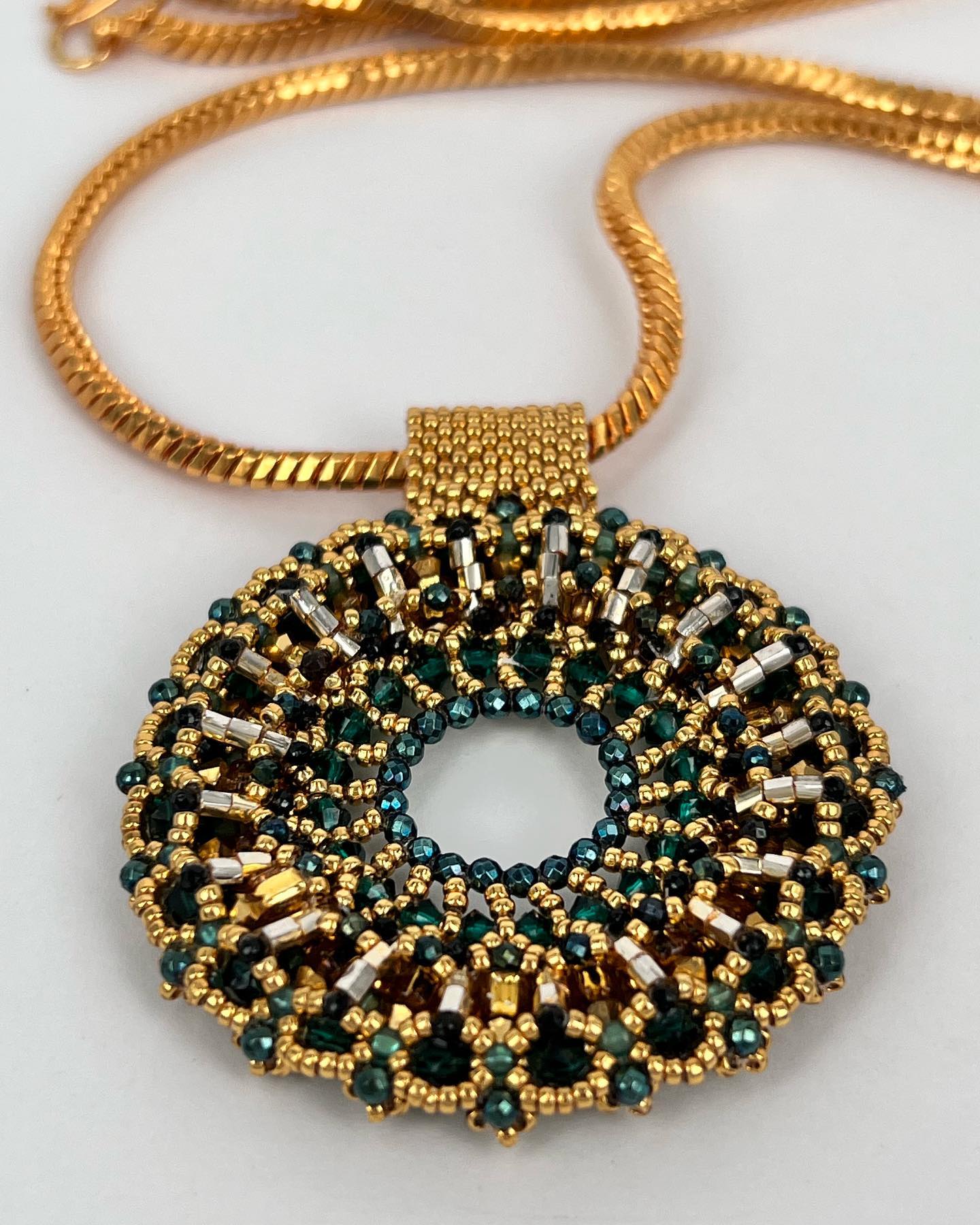 Love emerald green and gold together. My favorite kind of royal combo. Speaking of green - when will the white stuff on the ground melt already? #readyforspring
#handmade #handmadejewelry #beaded #beadedjewelry #beadedpendant #pendant #oneofakind #oneofakindjewelry #uniquejewelry #crystals #swarovskicrystals💎 #gold #seedbeads #seedbeadjewelry #hematite