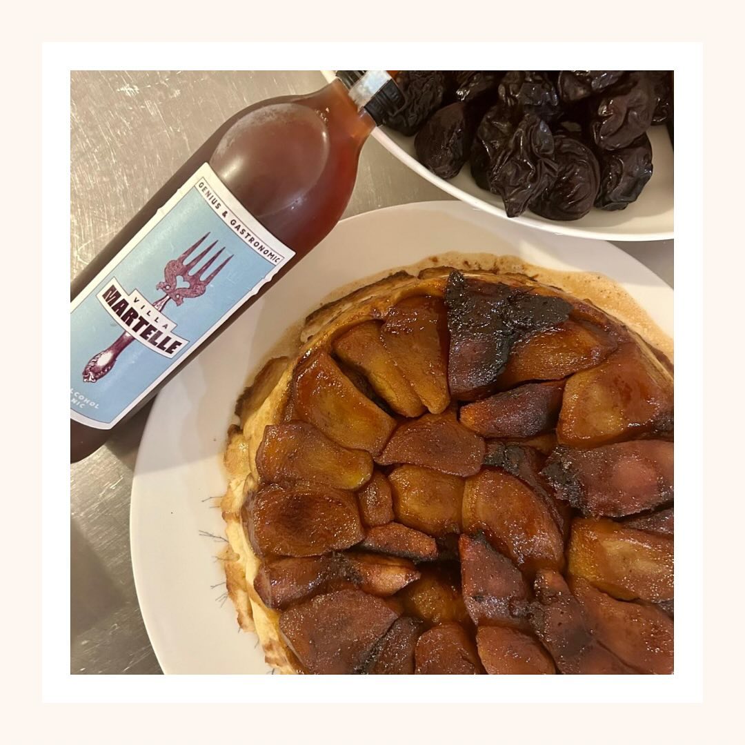 Cap sur la douceur avec une tarte tatin maison, des tuiles à l’orange et un verre de Villa Martelle ☀️💜
#villamartelle #sansalcool #dessert #tarte