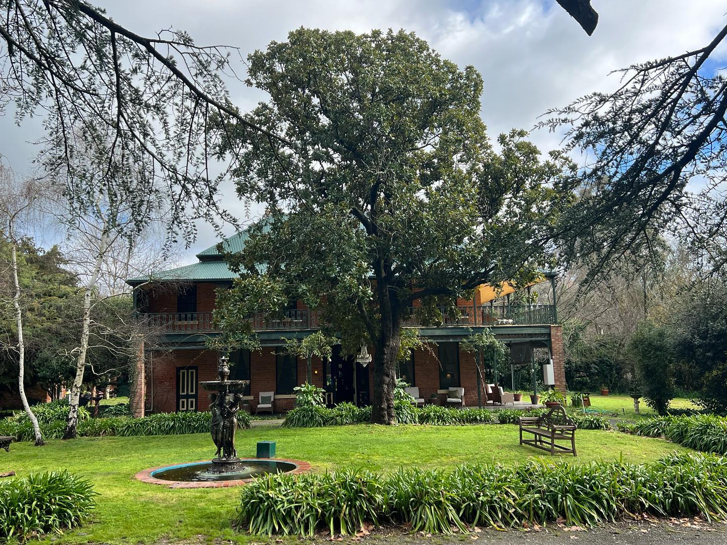 Fieldwork accommodation—a rambling but still stately brick homestead in the Indigo Valley, built around 1860 with gold wealth won from the Yackandandah diggings by an English migrant. House purportedly took up the name of the nearby waterway from the Yorta Yorta language: ‘Koendidda’ (various sp). Bricks fired from creek clay, mostly local timbers utilised. Cast-iron balcony added looks to have added later. Once the seat of an extensive wool estate… built ‘beachheads’ in transforming the Country rural in the wake of the upheaval of the rush.