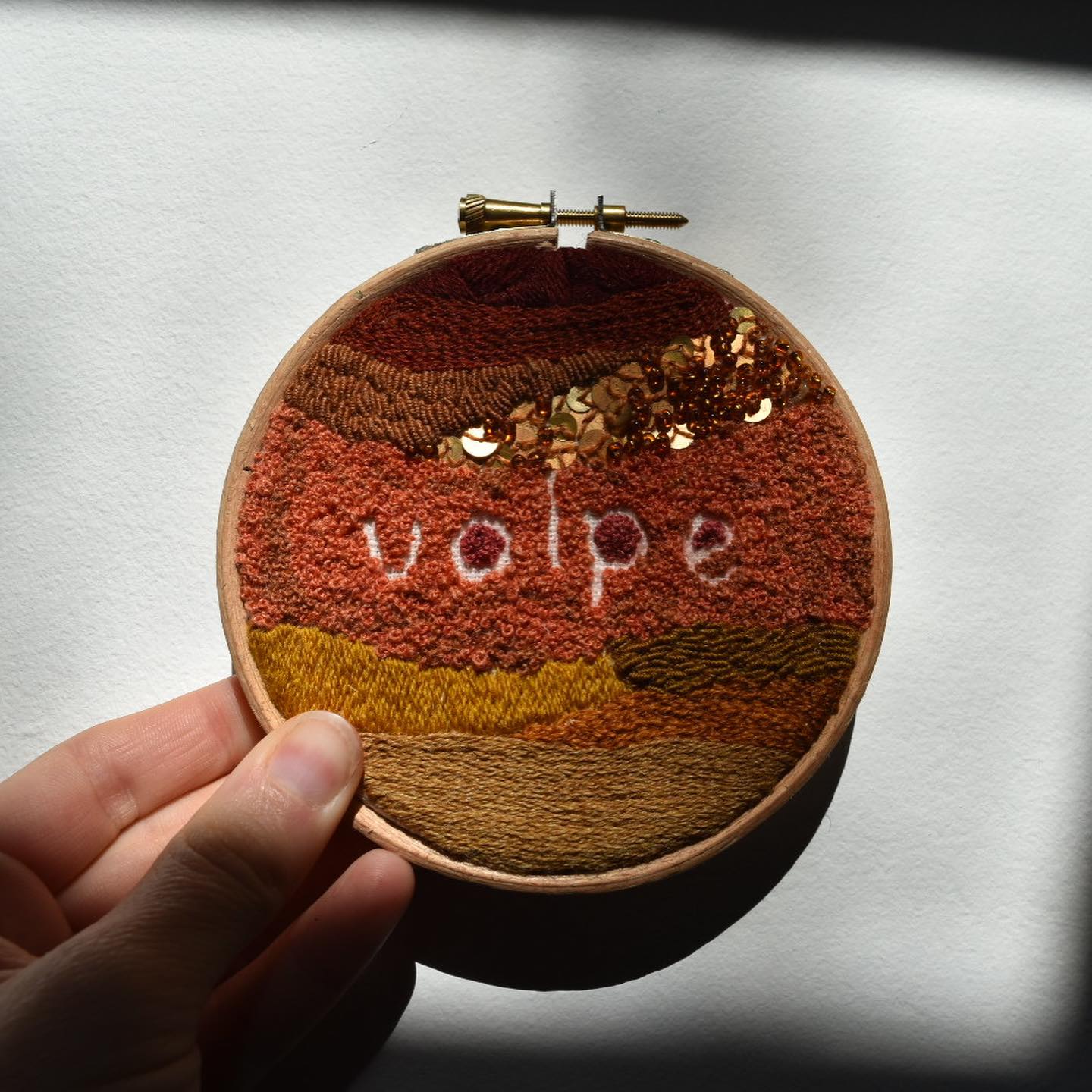 Maintenant que je l’ai finie et offerte, je peux vous la montrer.
Ça faisait longtemps que j’avais envie de refaire un texte en négatif et de remplir des surfaces non figuratives (comme celle de mon profil 😉).
Tout ça avec les laines à broder de @teinturesauvage aux couleurs vibrantes et des sequins vintage or.
Volpe, c’est le volcan en italien et c’est aussi le nom du nouveau studio de yoga de @annesov que j’avais envie de fêter avec ces couleurs de feu. 🌋
Poke à @octaviavanhorik dont les broderies texte et abstraites m’inspirent toujours. Merci!
#embroidery #volpe #abstractembroidery #mademoisellelou #feu